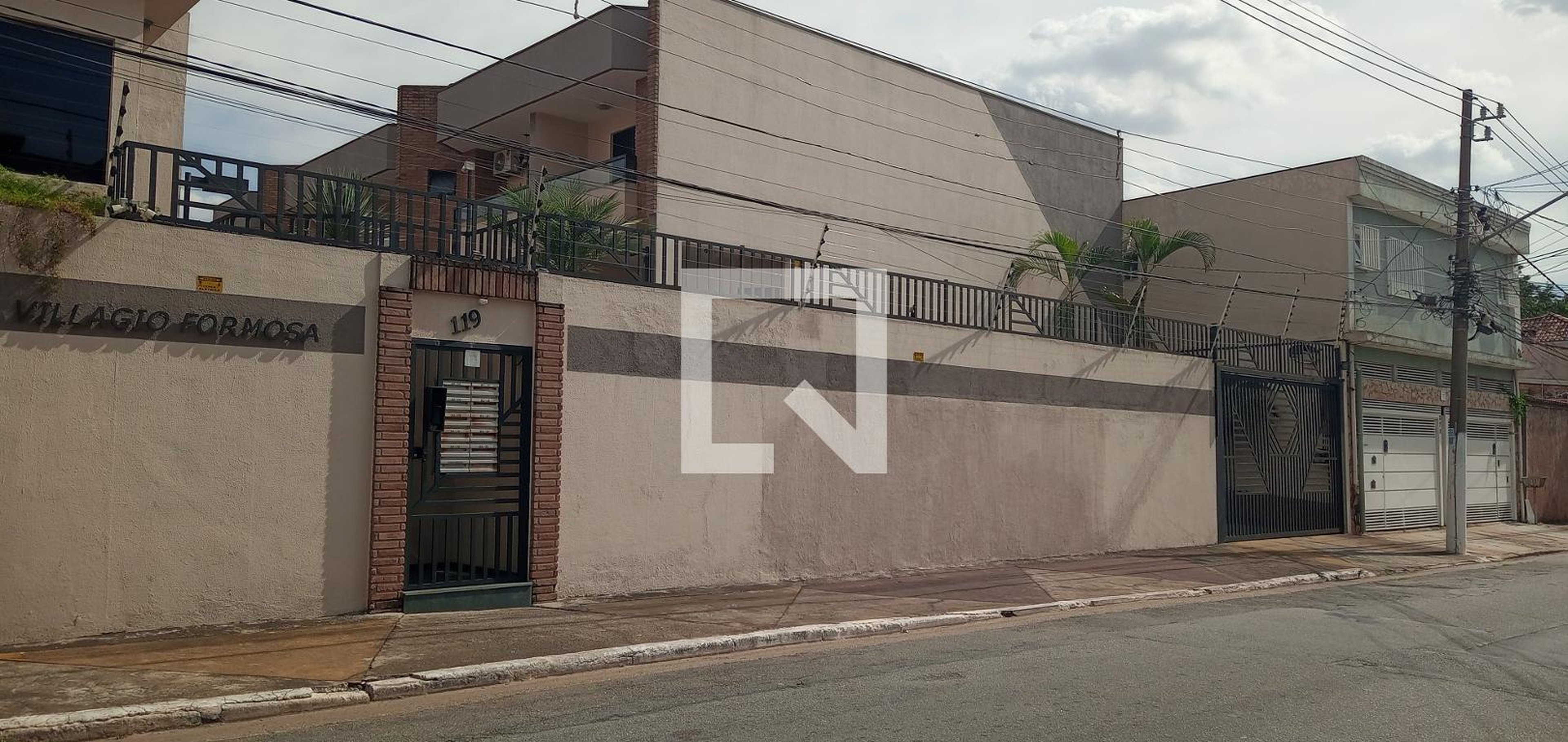 Fachada Condomínio em Rua Gino, 119