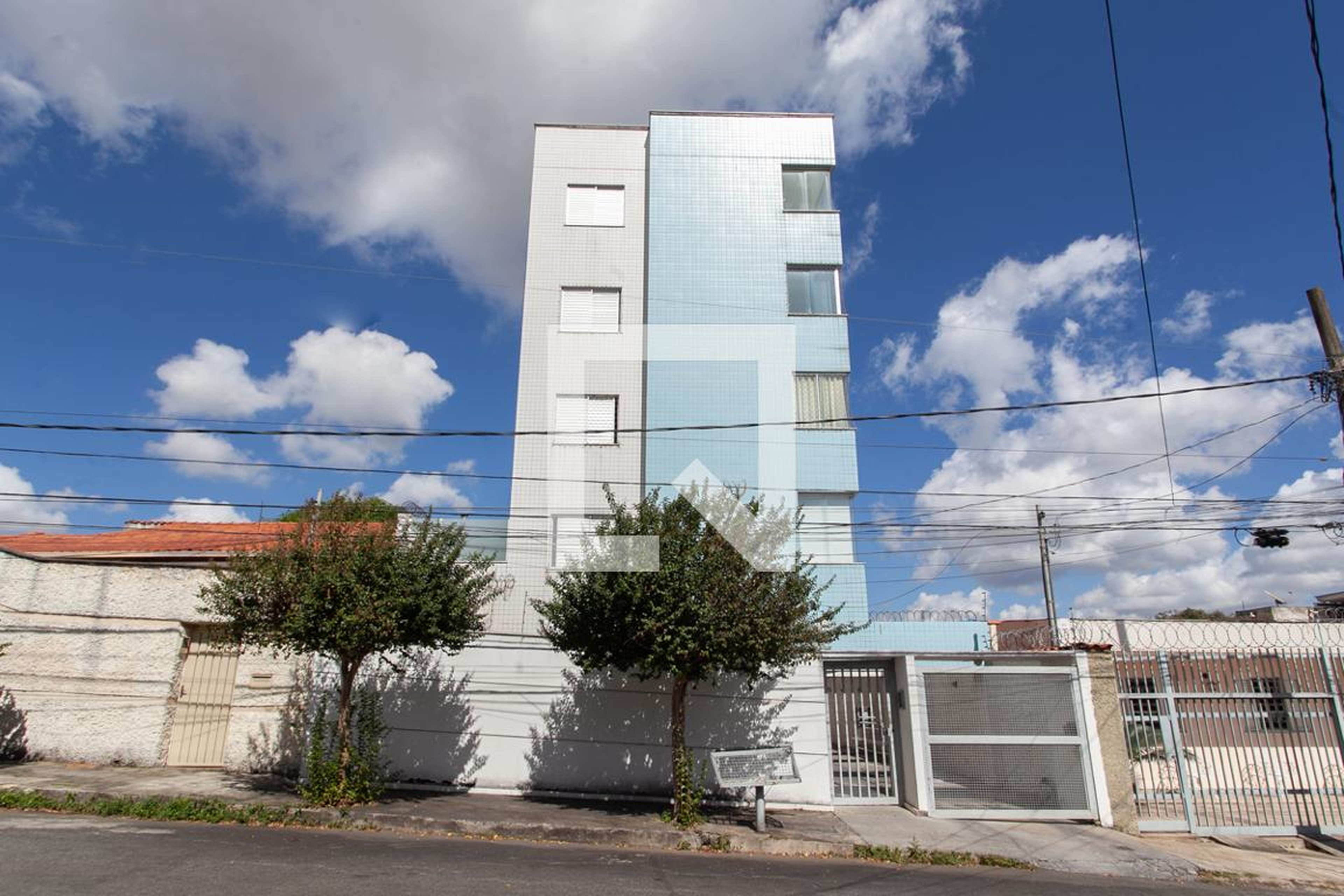 Fachada Condomínio em Rua Professor Tristão da Cunha, 44