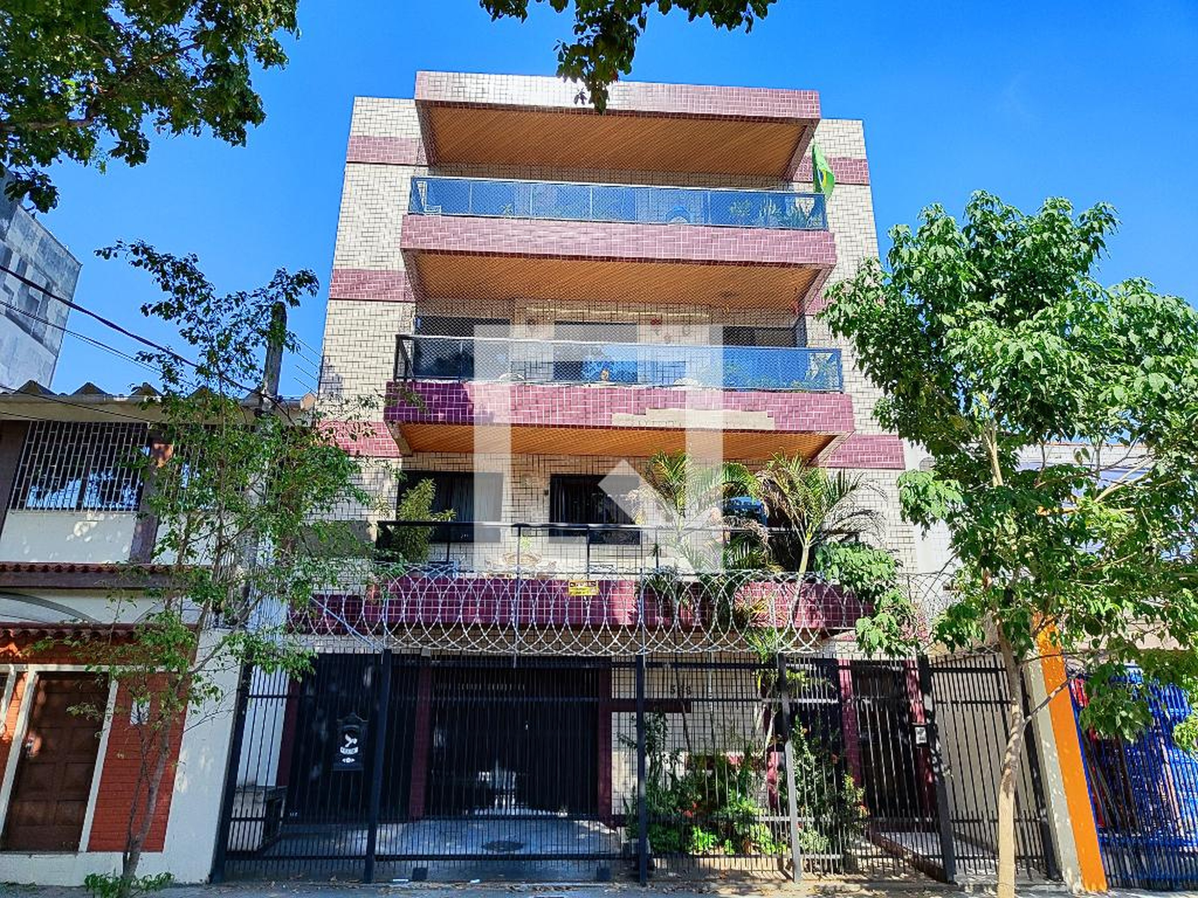 Fachada Condomínio em Rua Magalhães Couto, 563