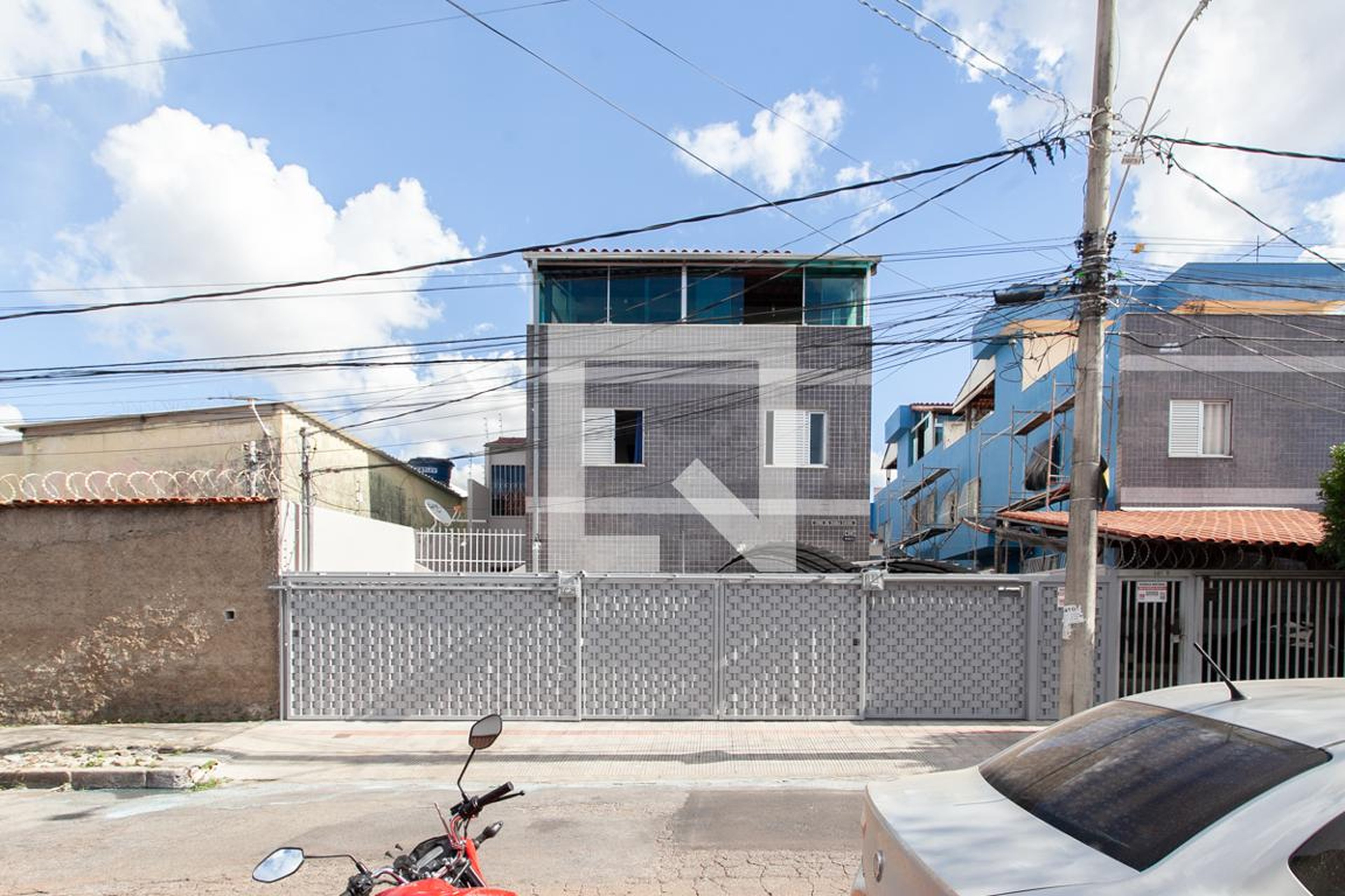 Fachada Condomínio em R. Ari Veiga Pinto, 341