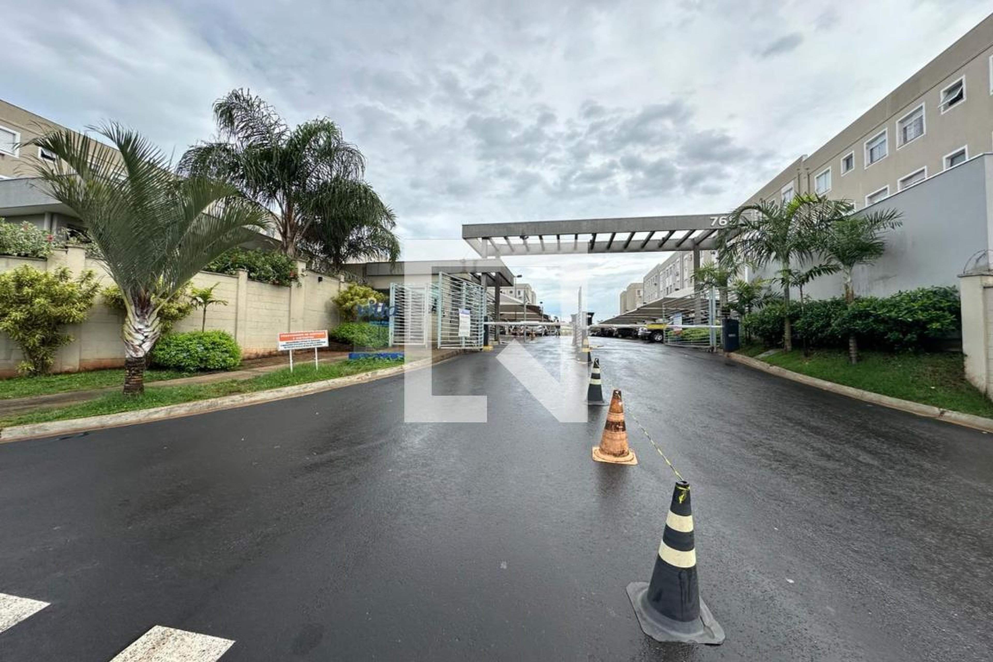 Fachada Condomínio em Rua José de Alcântara, 1105