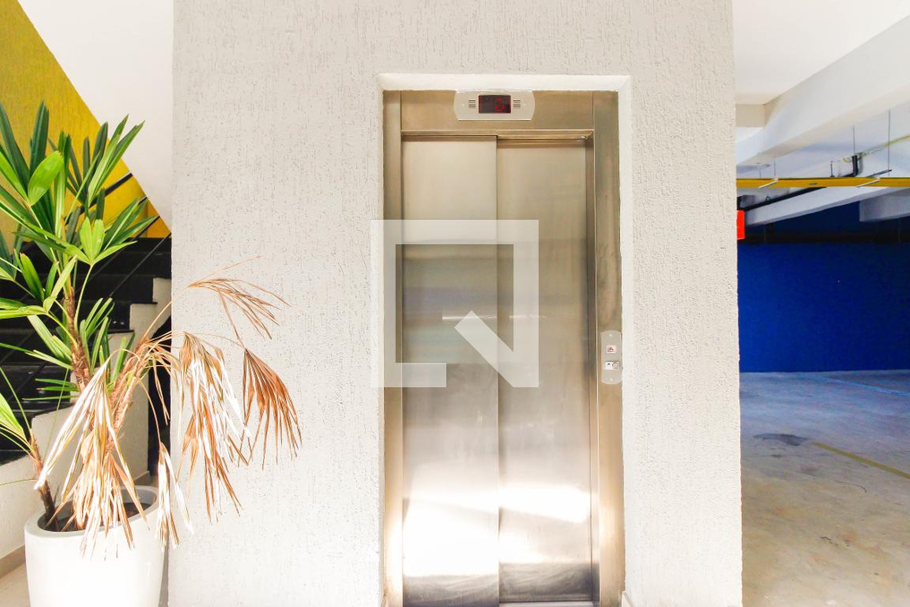 Elevador - Edifício Nívia Maria