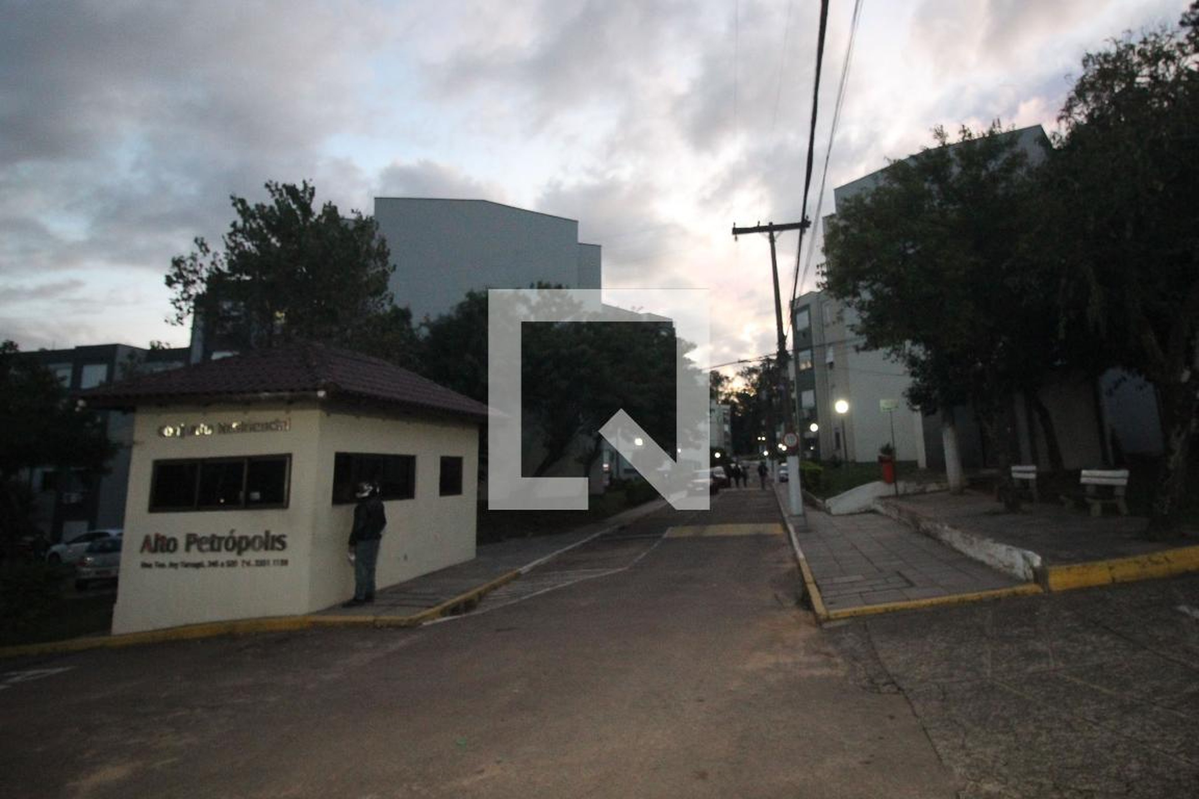 Fachada do condomínio Condomínio em Rua Tenente Ary Tarragô, 450