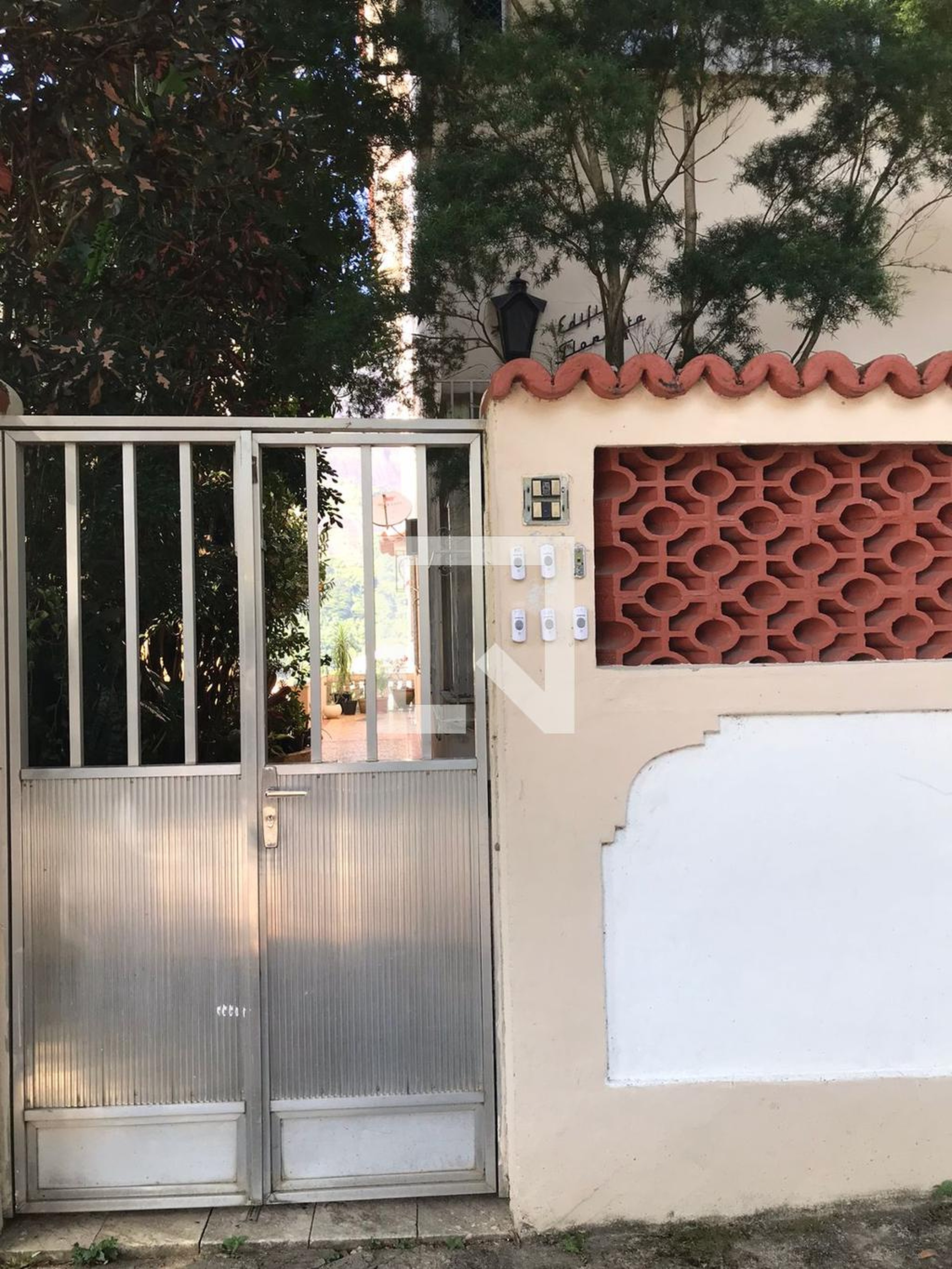 Fachada do Prédio Condomínio em Rua Rocha Miranda, 565