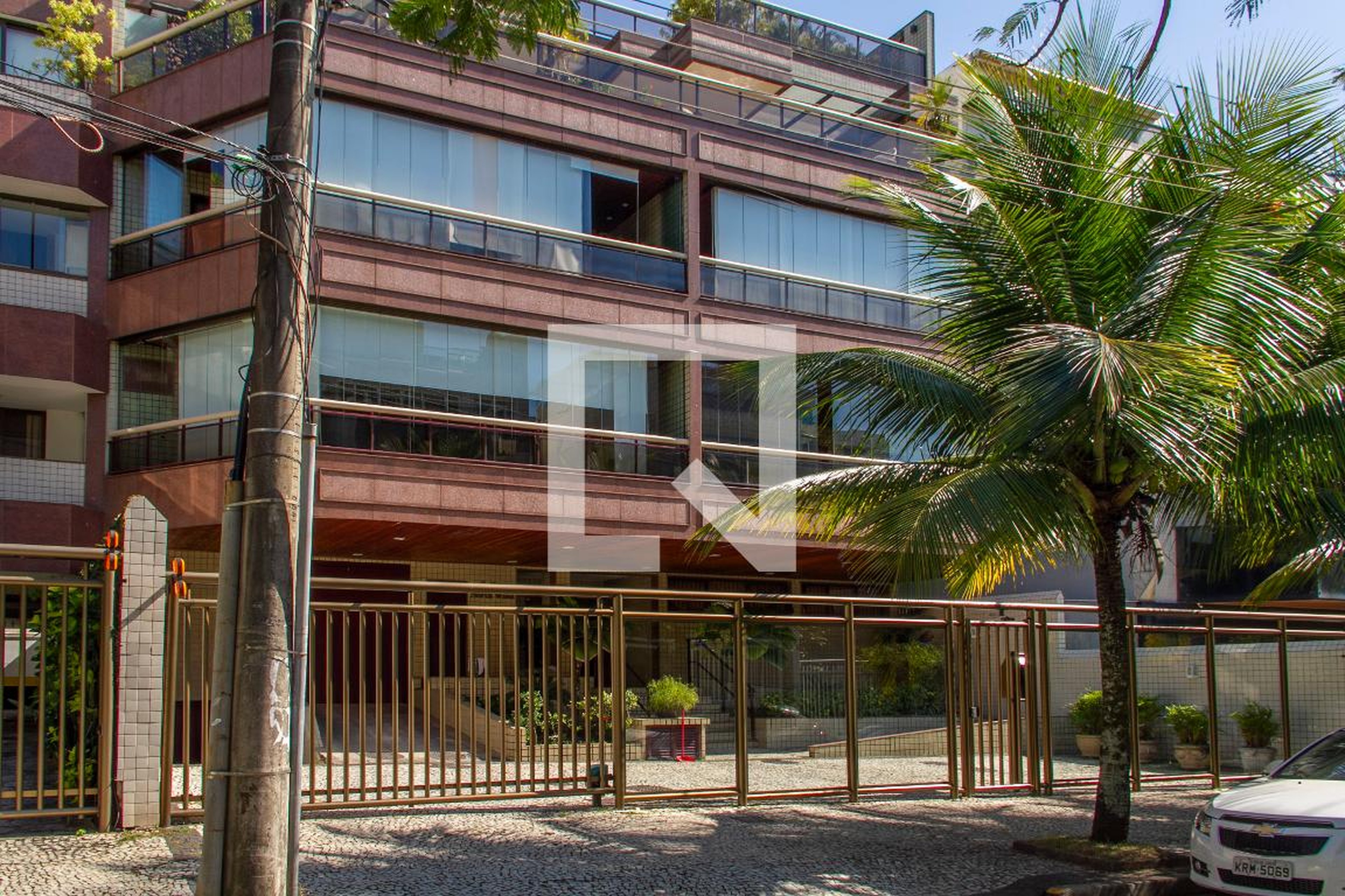 Fachada Condomínio em Rua John Kennedy, 71