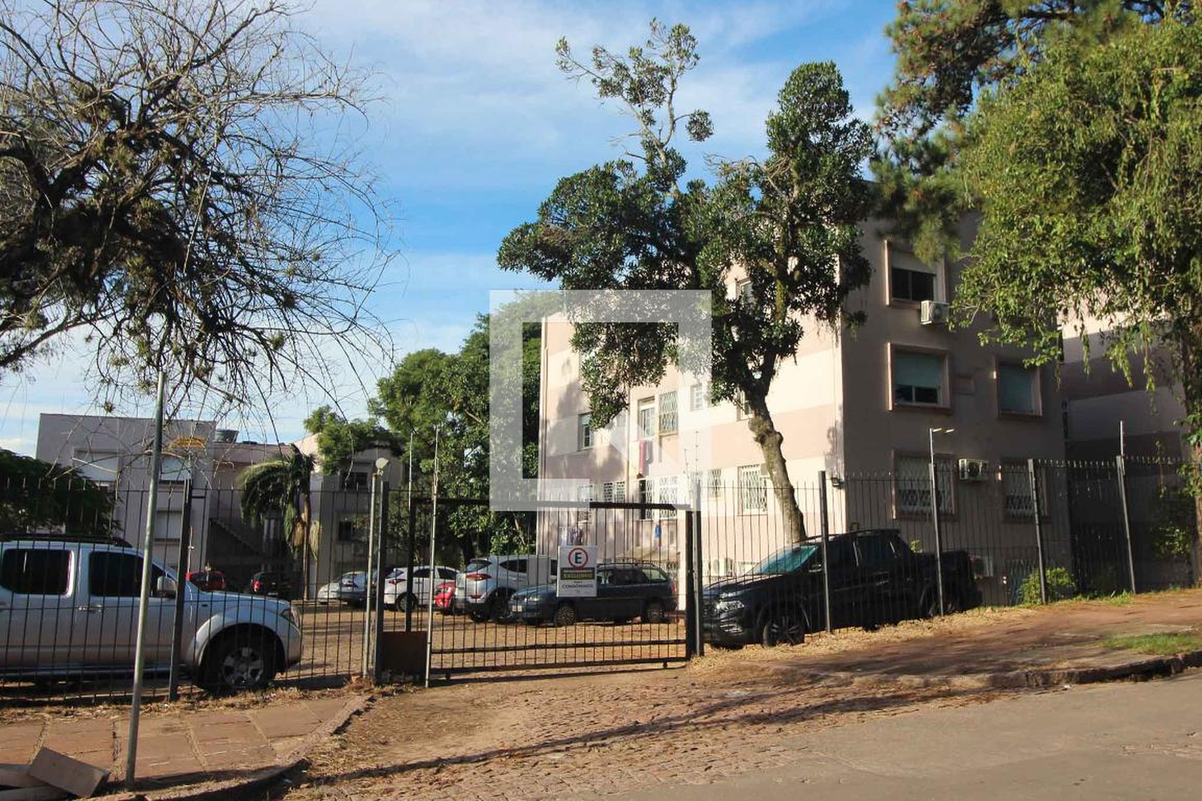 Fachada do condomínio Condomínio em Rua Carlos Ferreira, 335