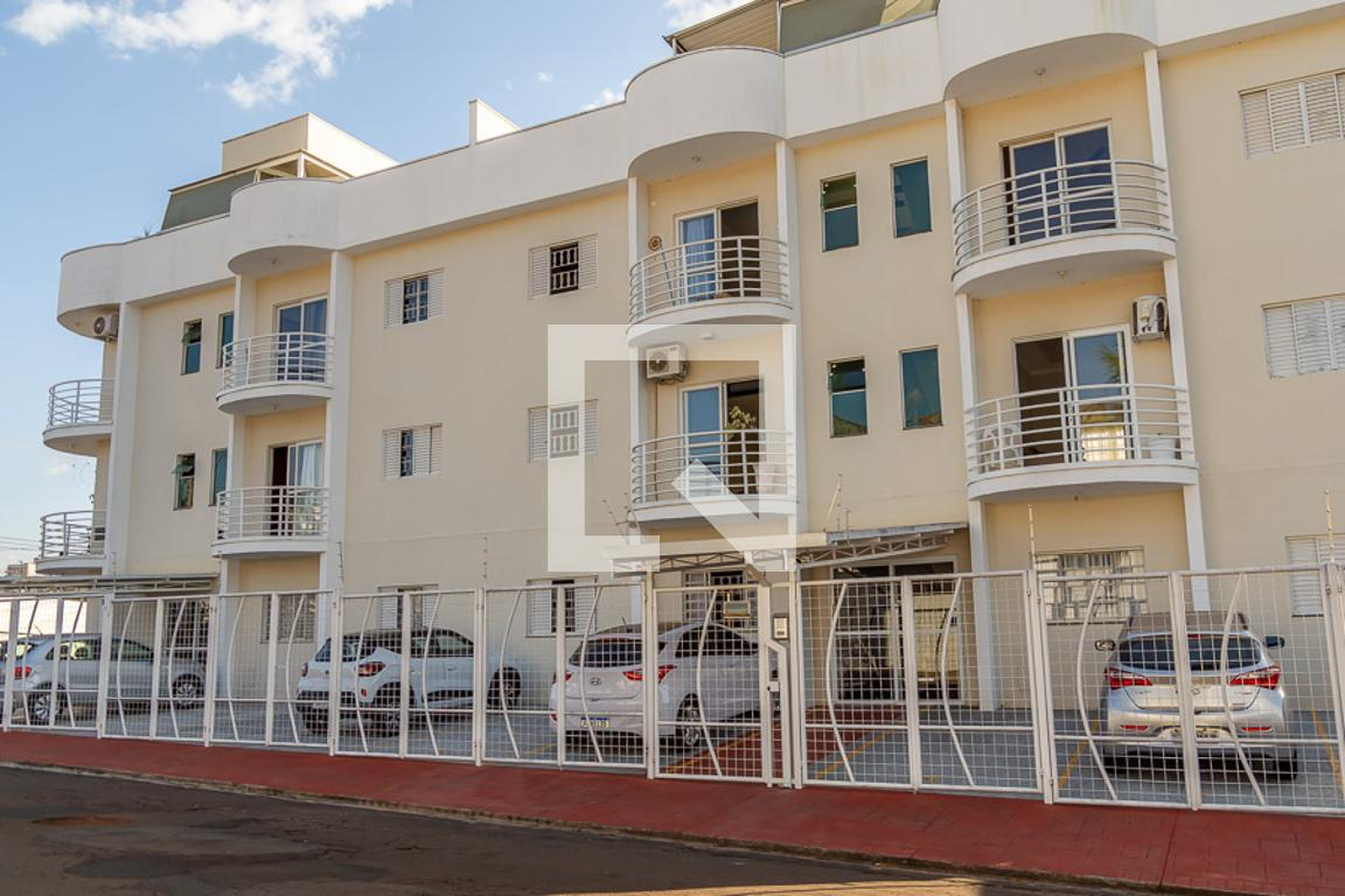 Fachada do condomínio Condomínio em Rua José Basseto, 31