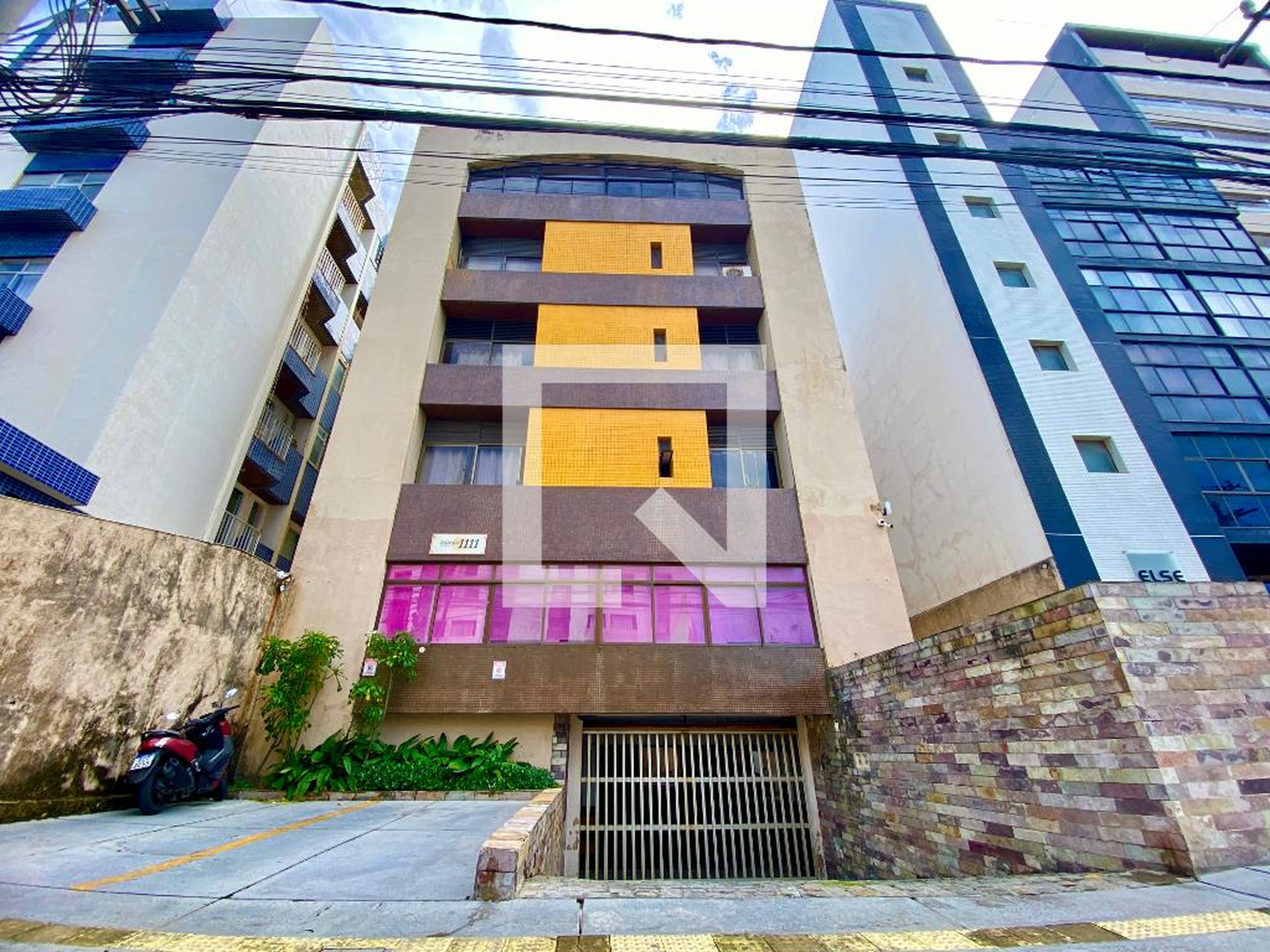 Fachada Condomínio em Rua Visconde de Itaborahy, 402