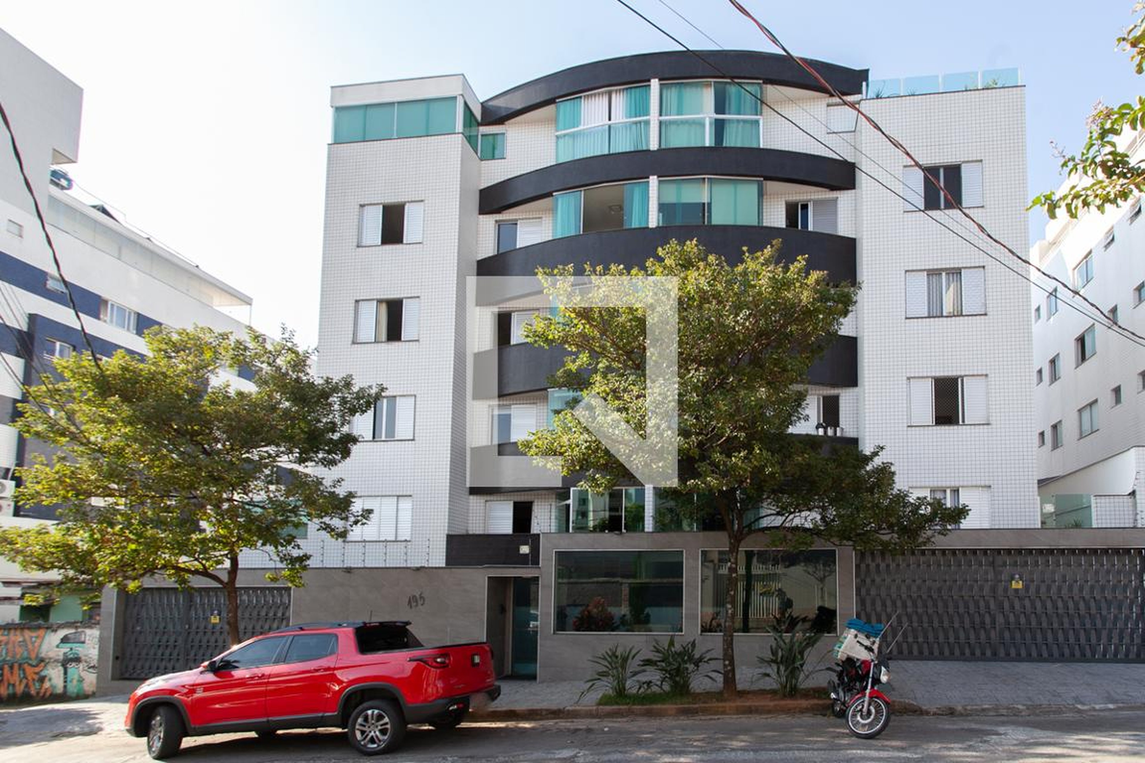 Fachada Condomínio em Rua Pedro Dutra, 195