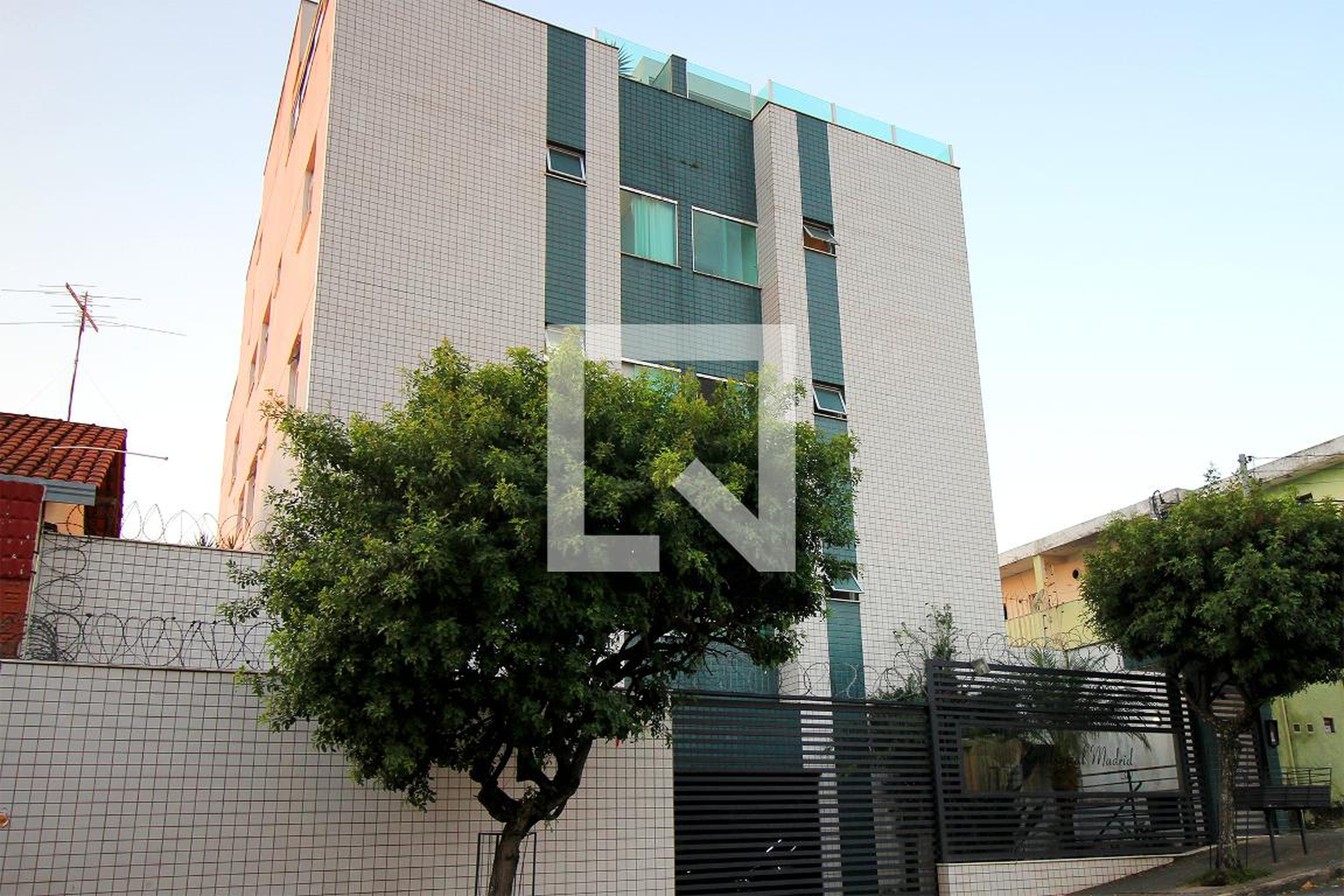 Fachada Condomínio em Rua Montalvânia, 317