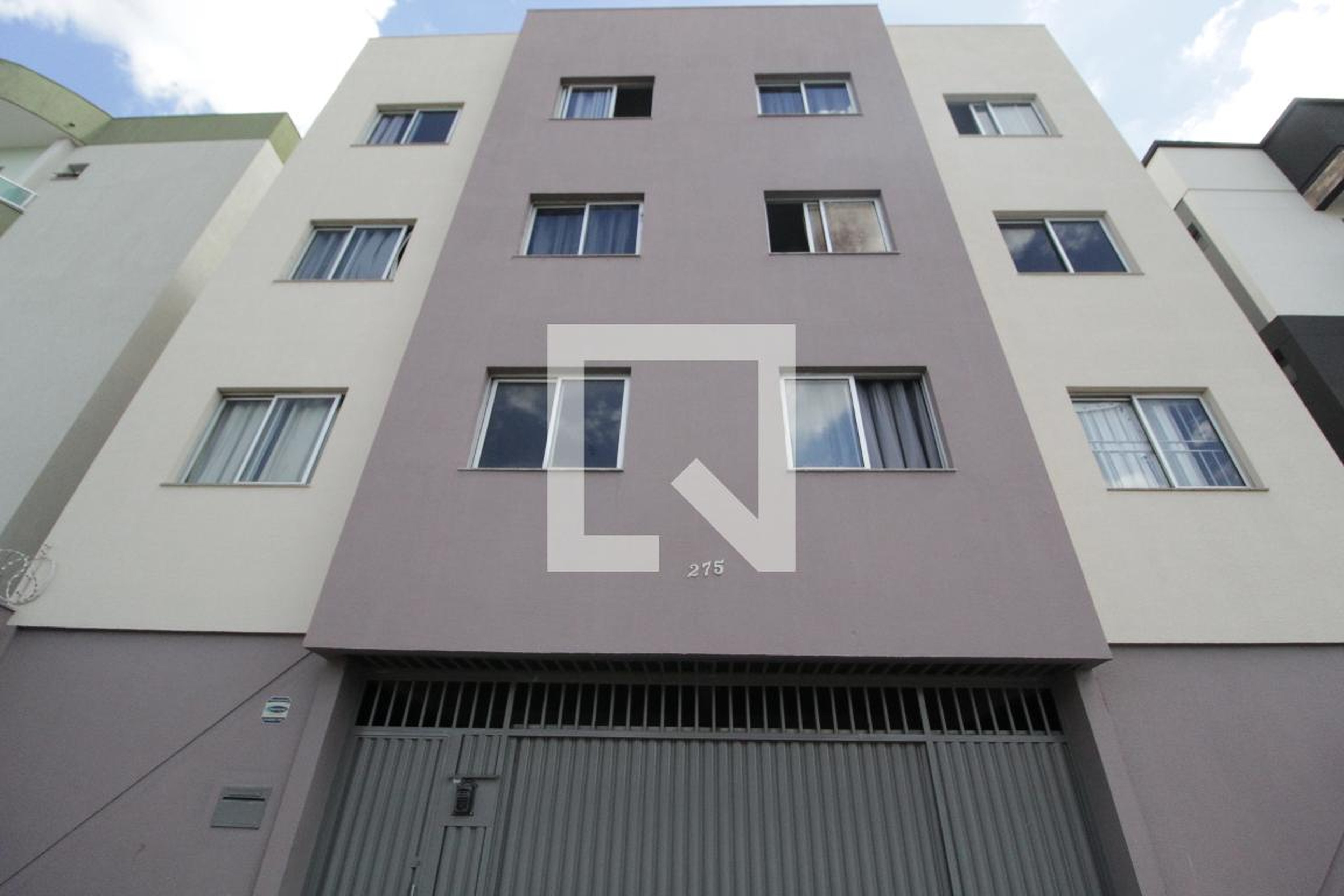 Fachada Condomínio em Rua Miguel Rocha dos Santos, 275