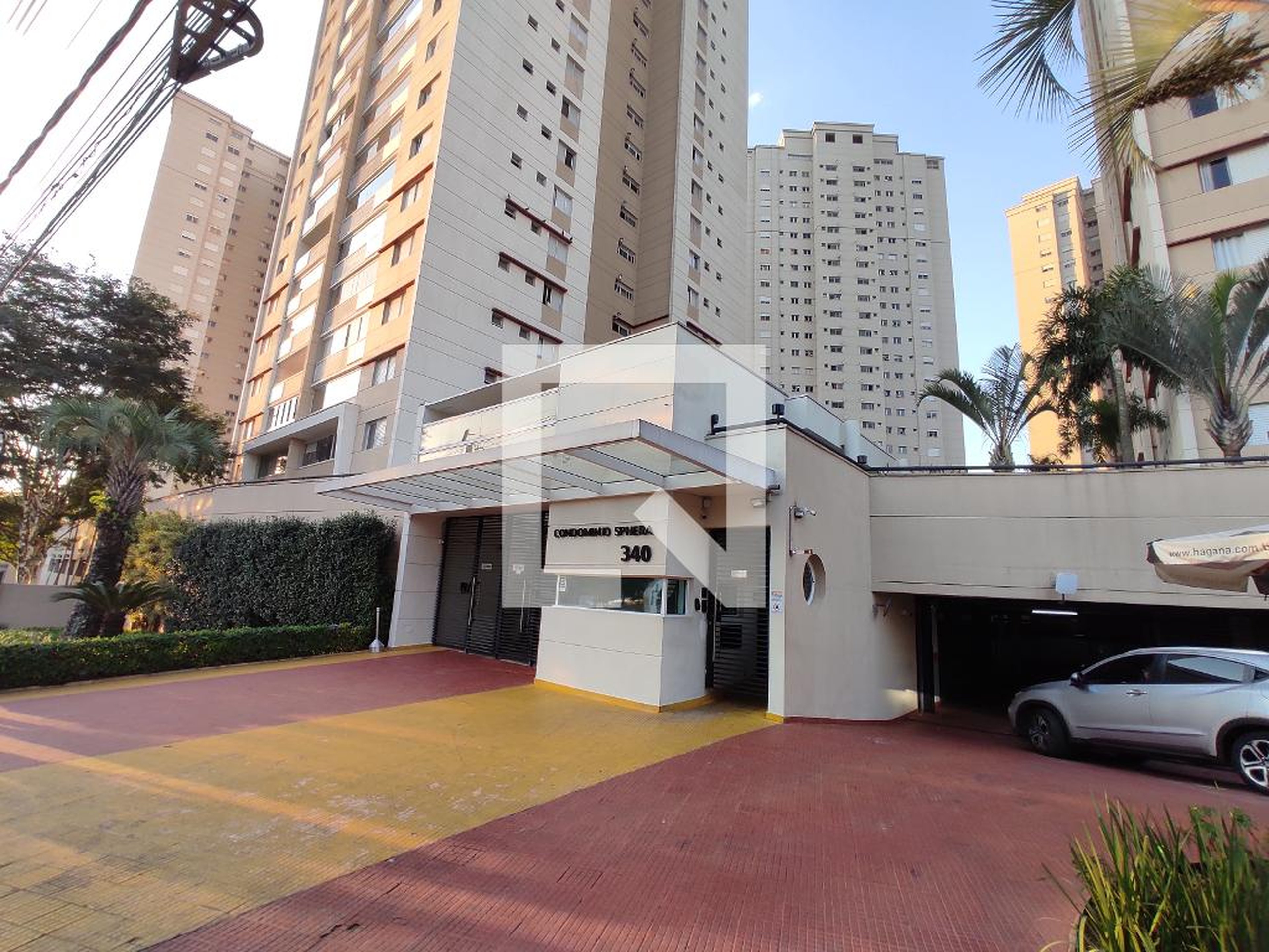 Entrada Condomínio em Rua Carlos Vicari, 122