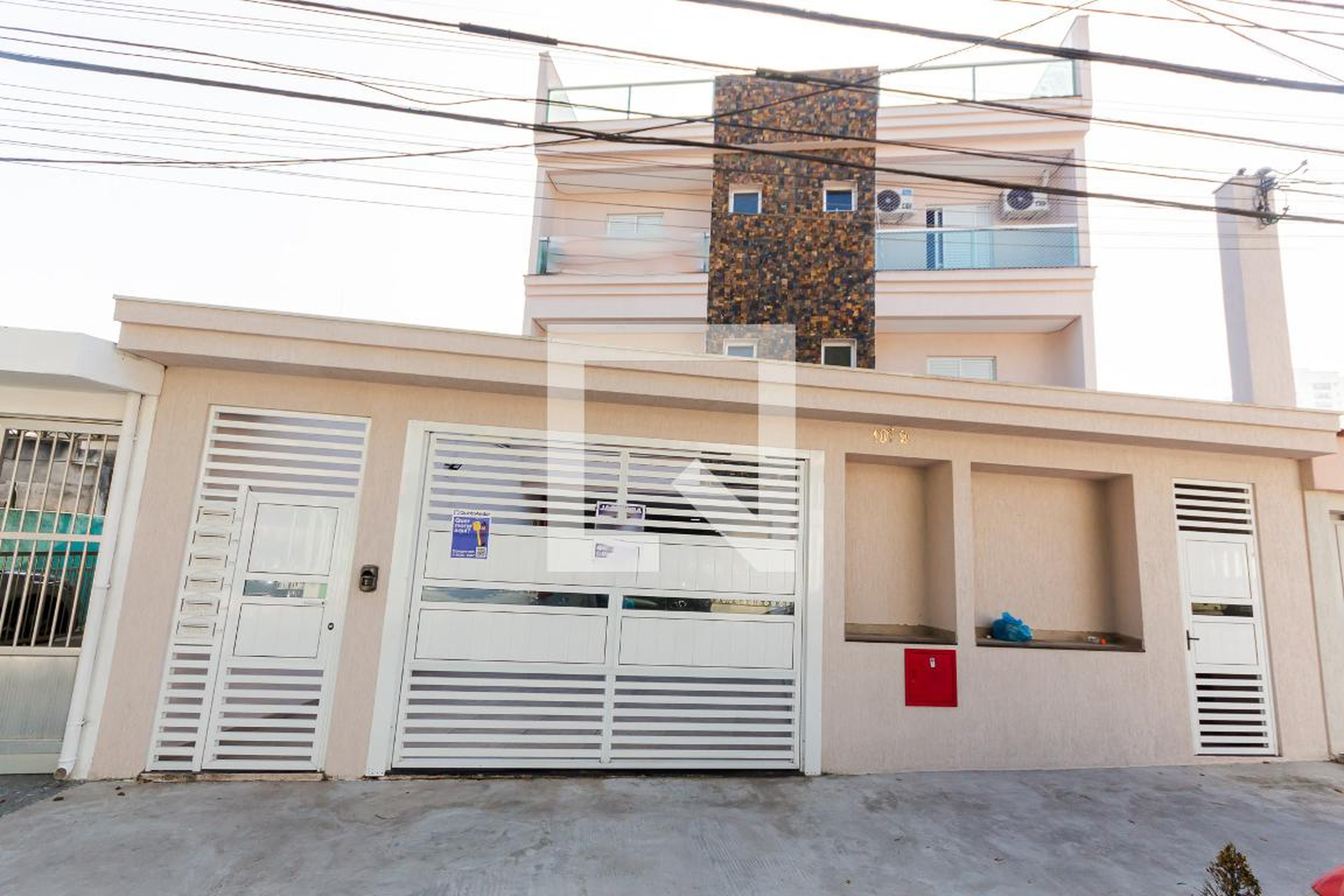 Fachada Condomínio em Rua Aimbere, 1079