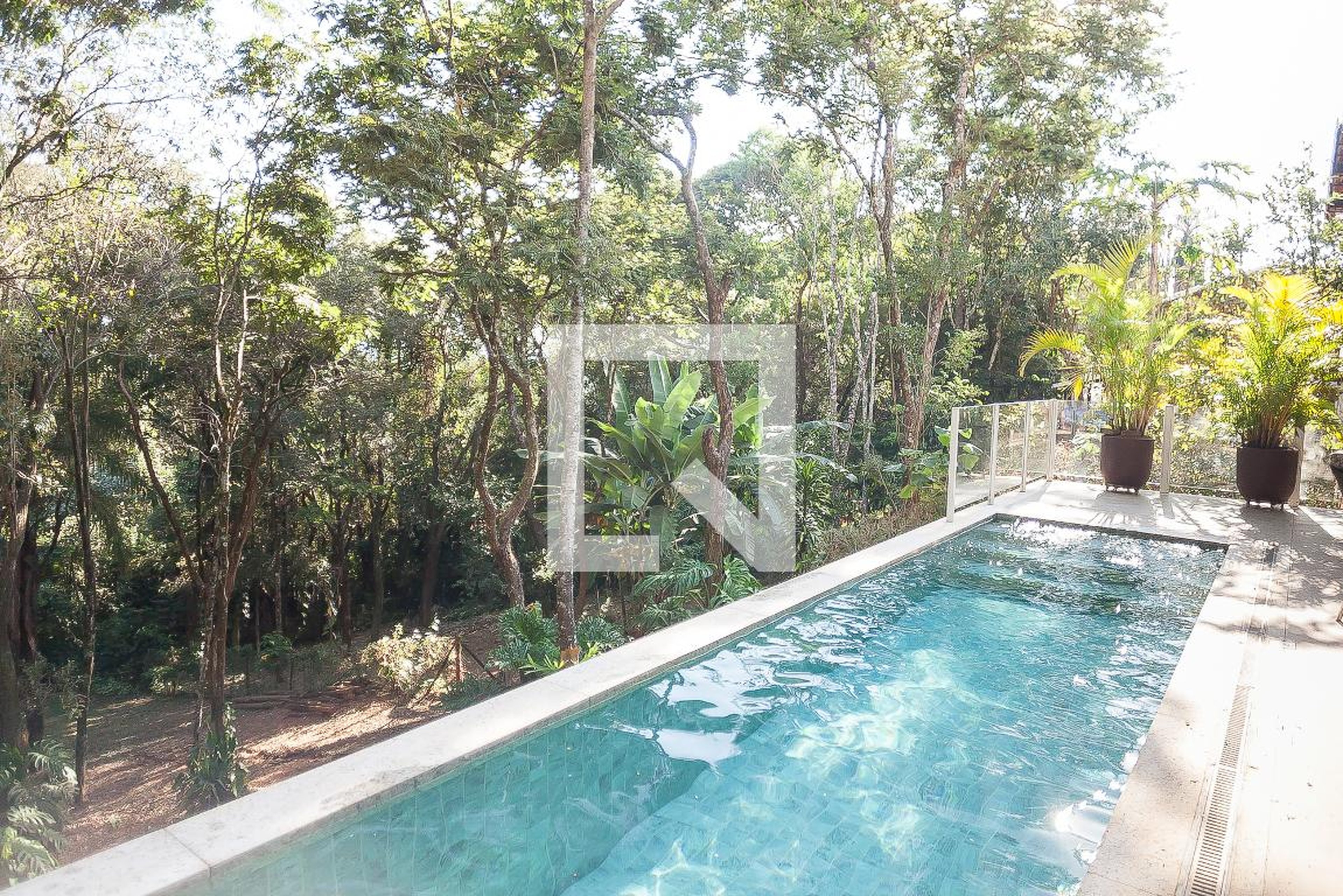 Piscina Condomínio em Alameda dos Jatobás, 100