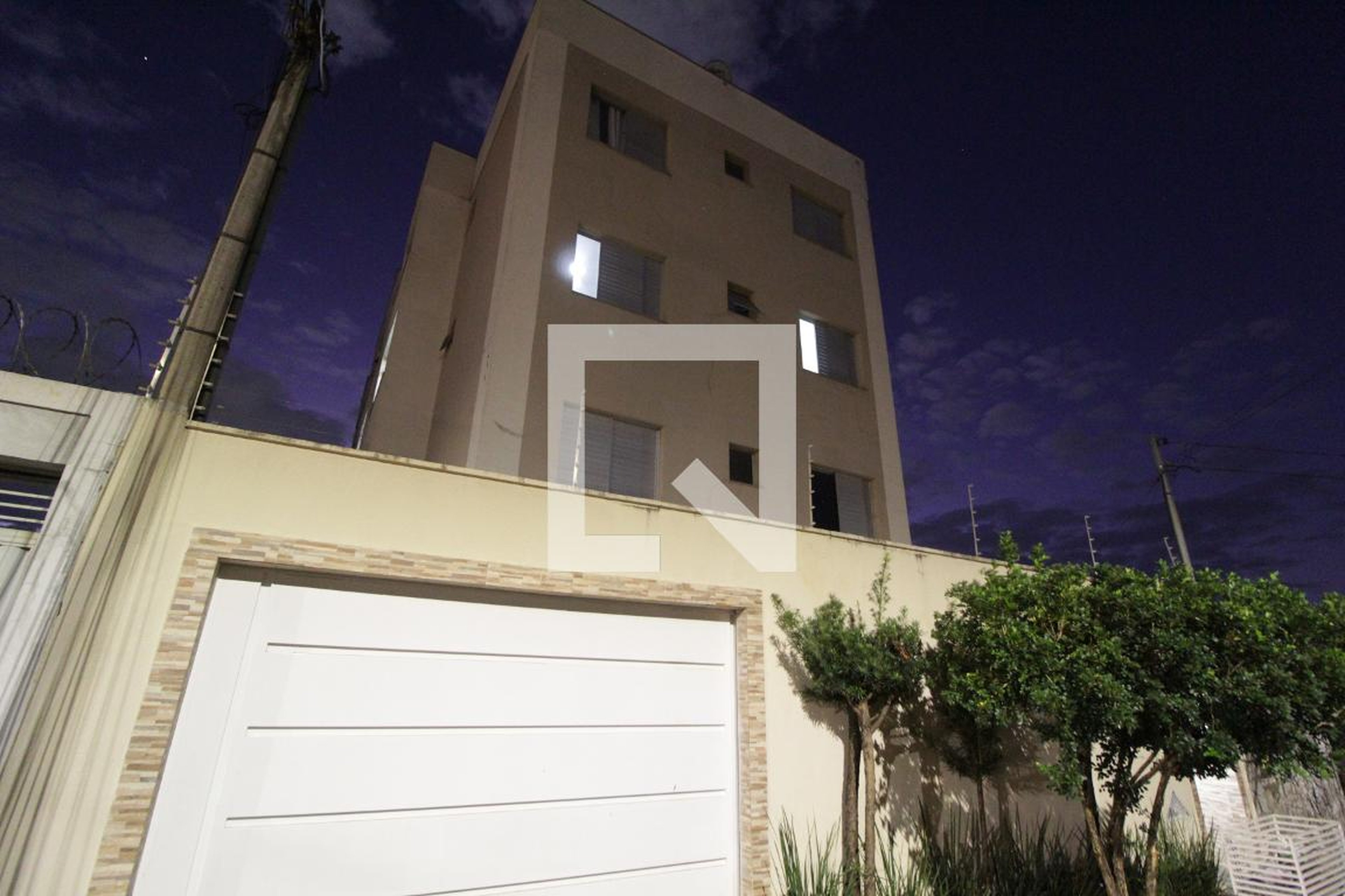 Fachada Condomínio em Avenida Professora Juvenília dos Santos, 198