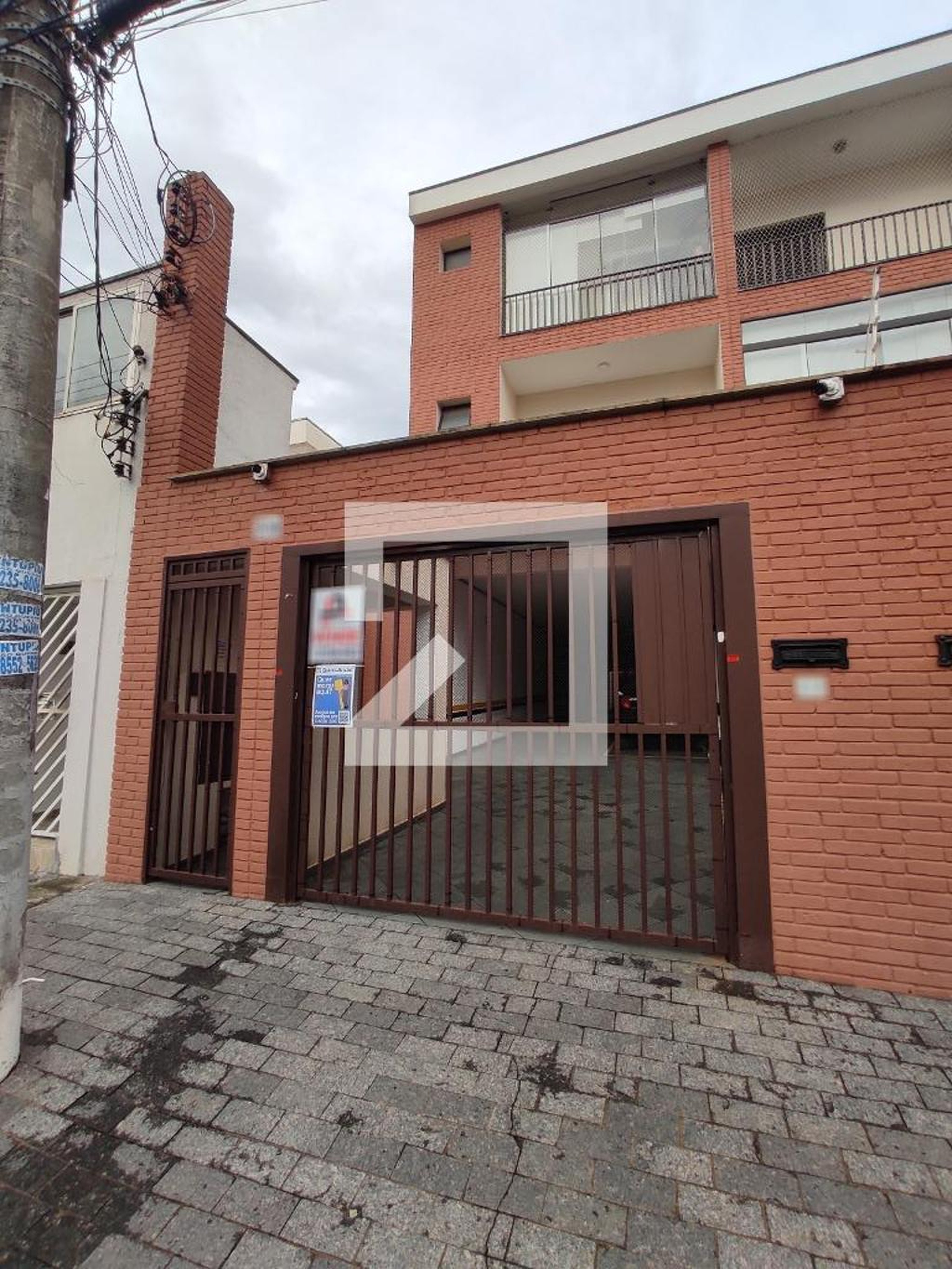 Fachada Condomínio em Rua César de Menezes, 36