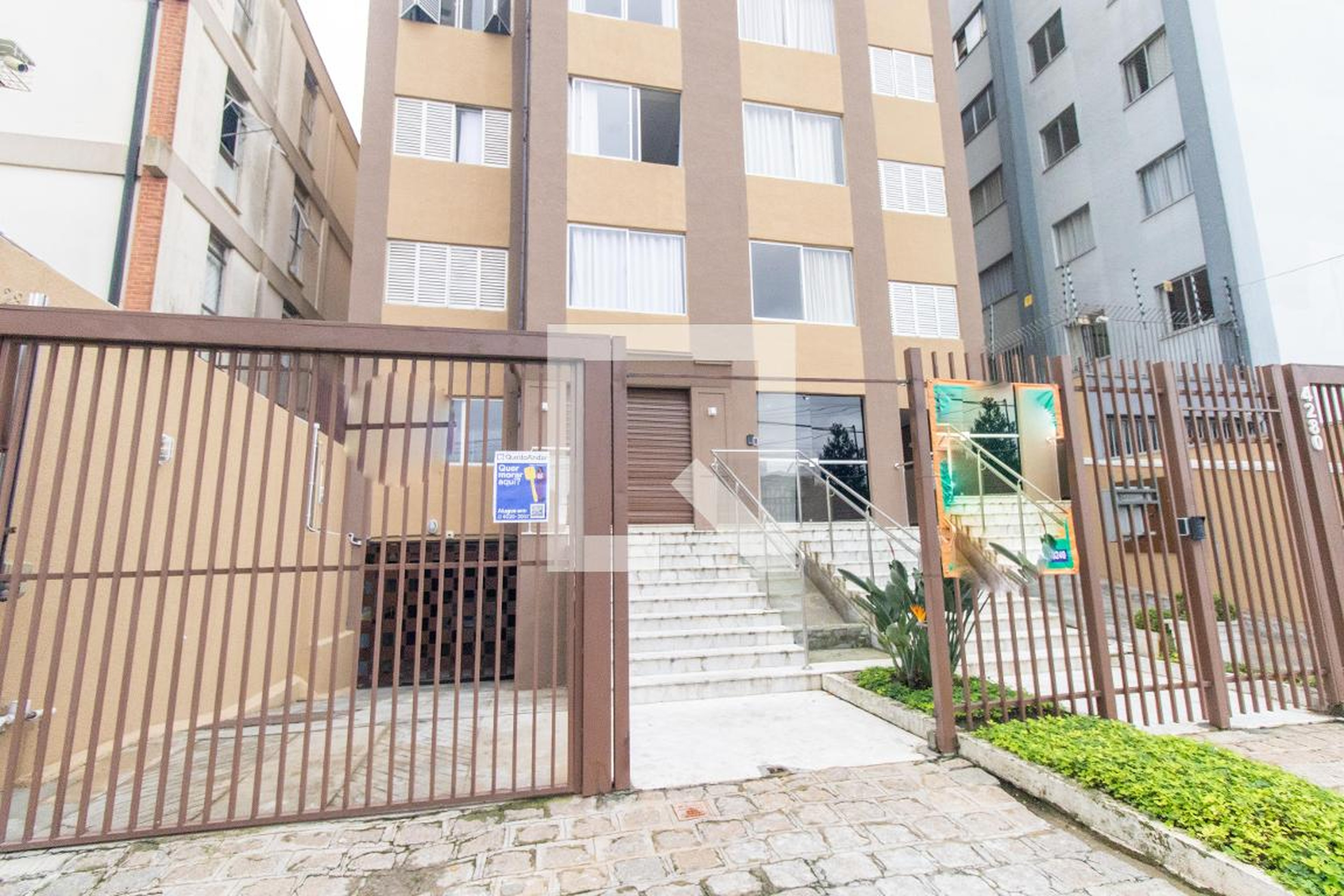 Fachada do Condomínio Condomínio em Rua Brasílio Itiberê, 4280