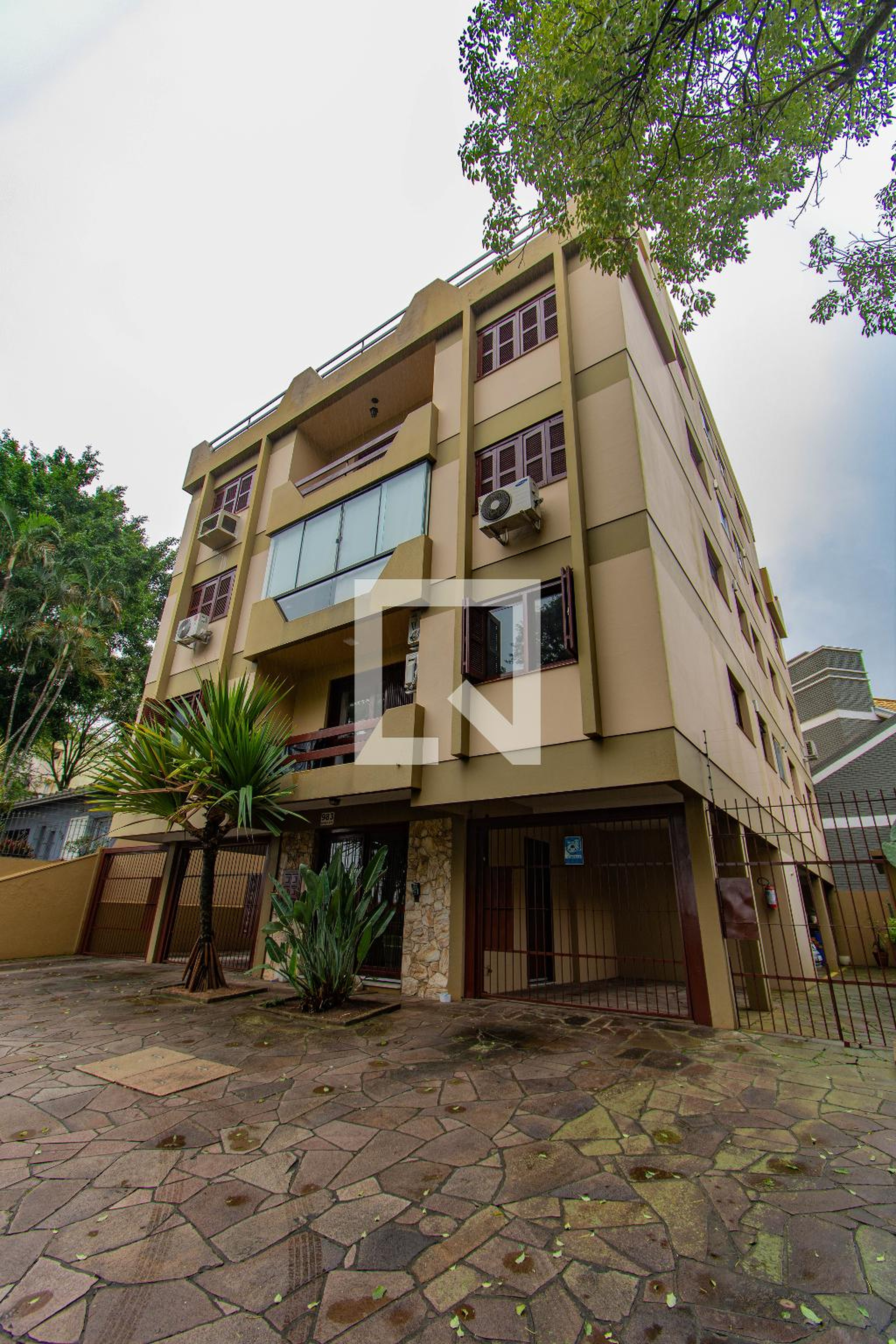 Fachada Condomínio em Rua Brasil, 983