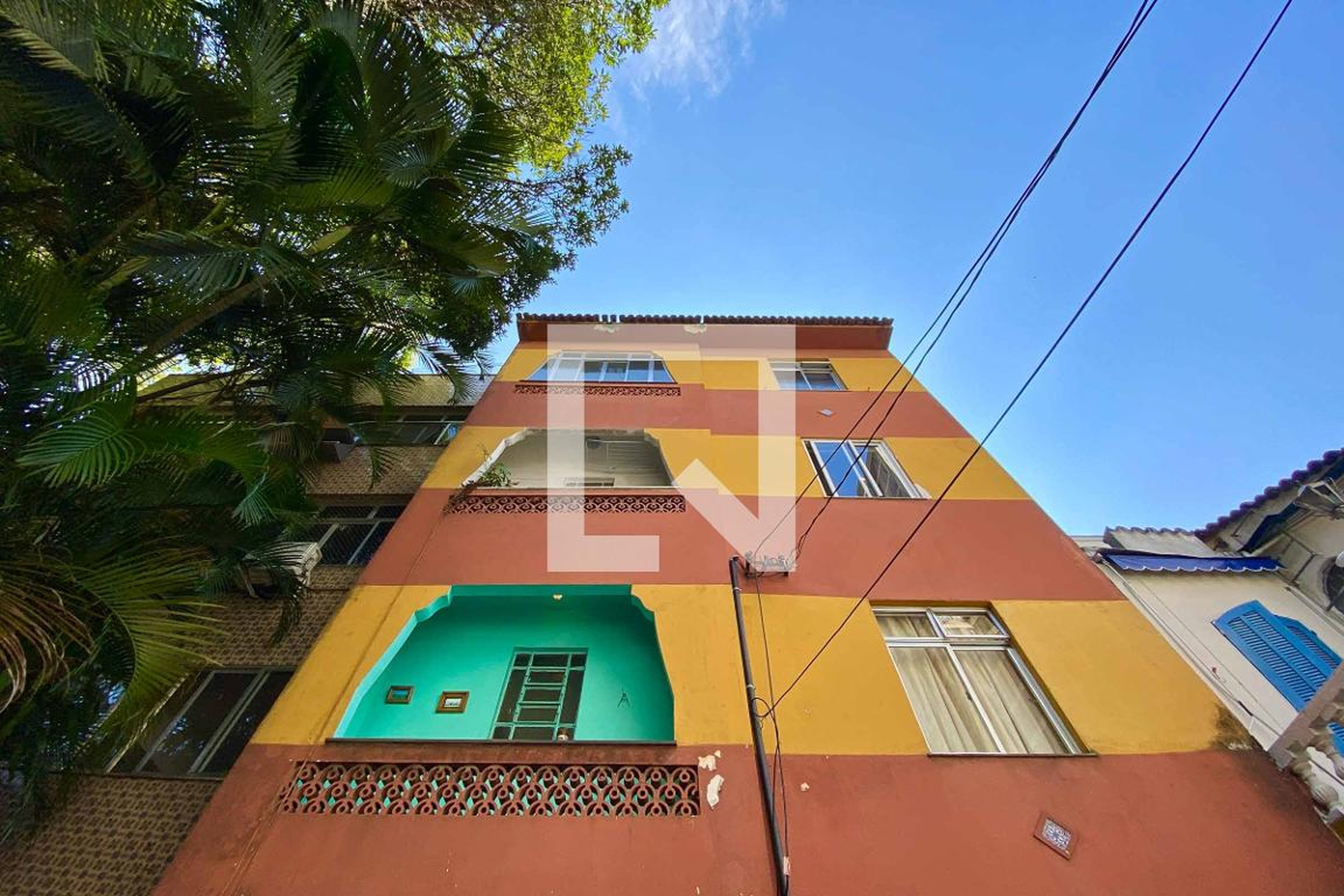 Fachada Condomínio em Rua Álvaro Ramos, 458