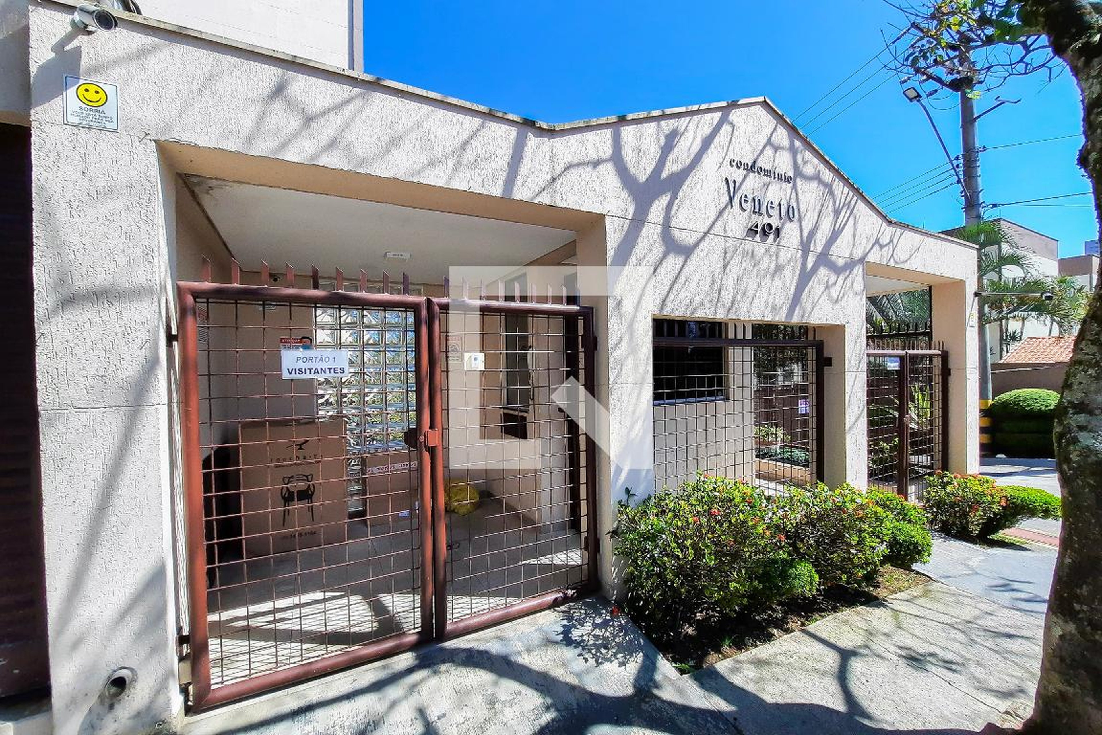 Fachada do Condomínio Condomínio em Rua Armando Backx, 490