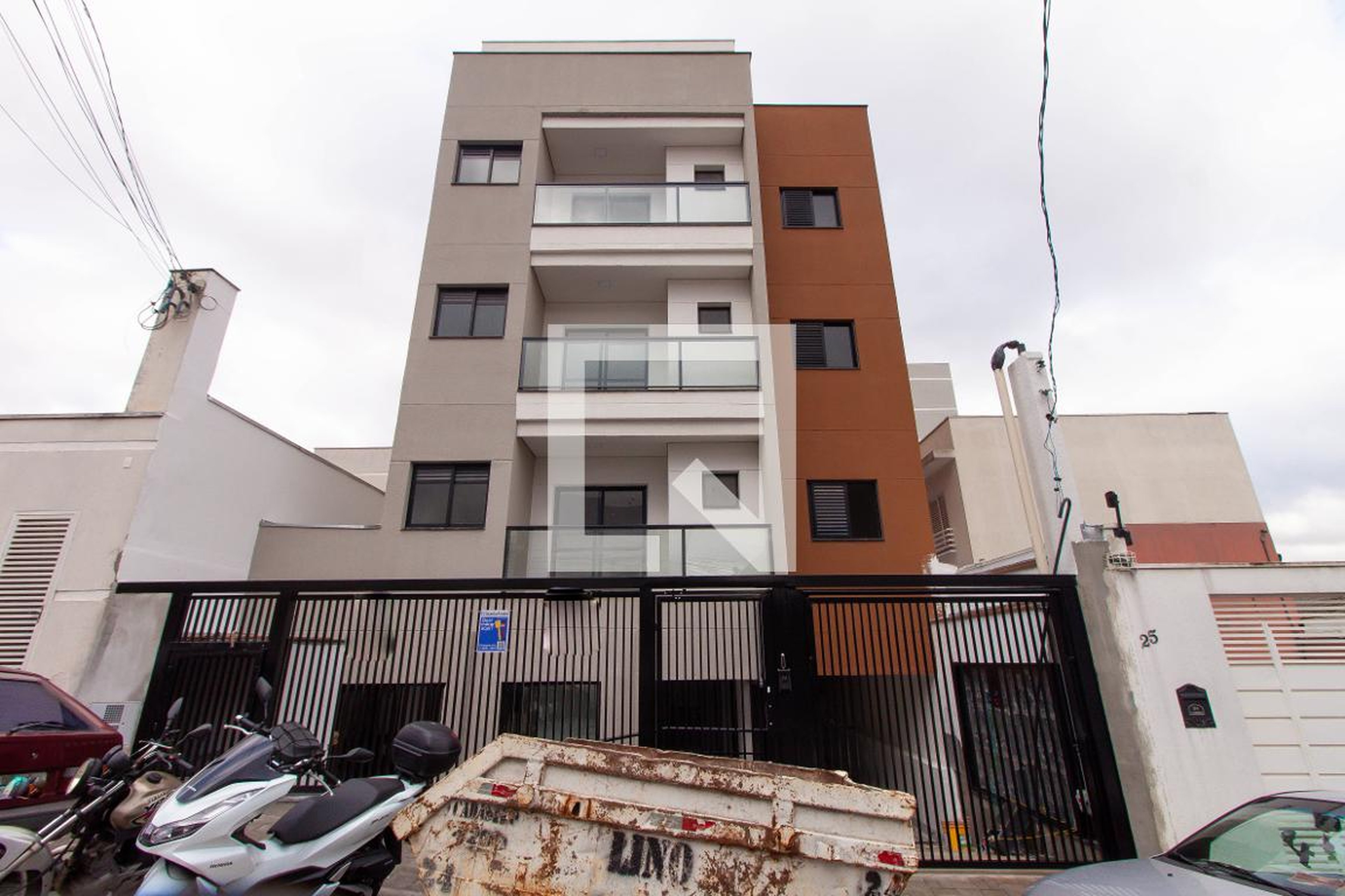 Fachada Condomínio em Rua das Tuberosas, 15