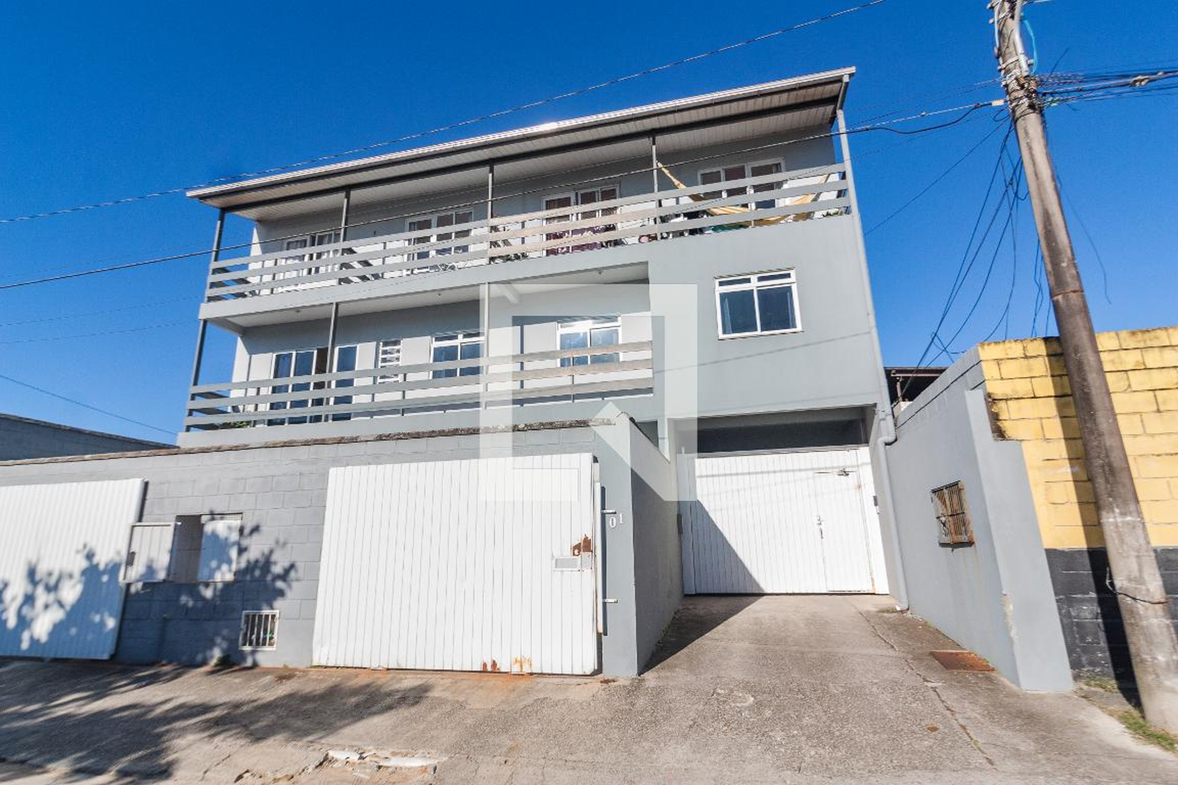 Fachada Condomínio em Rua Moura, 01