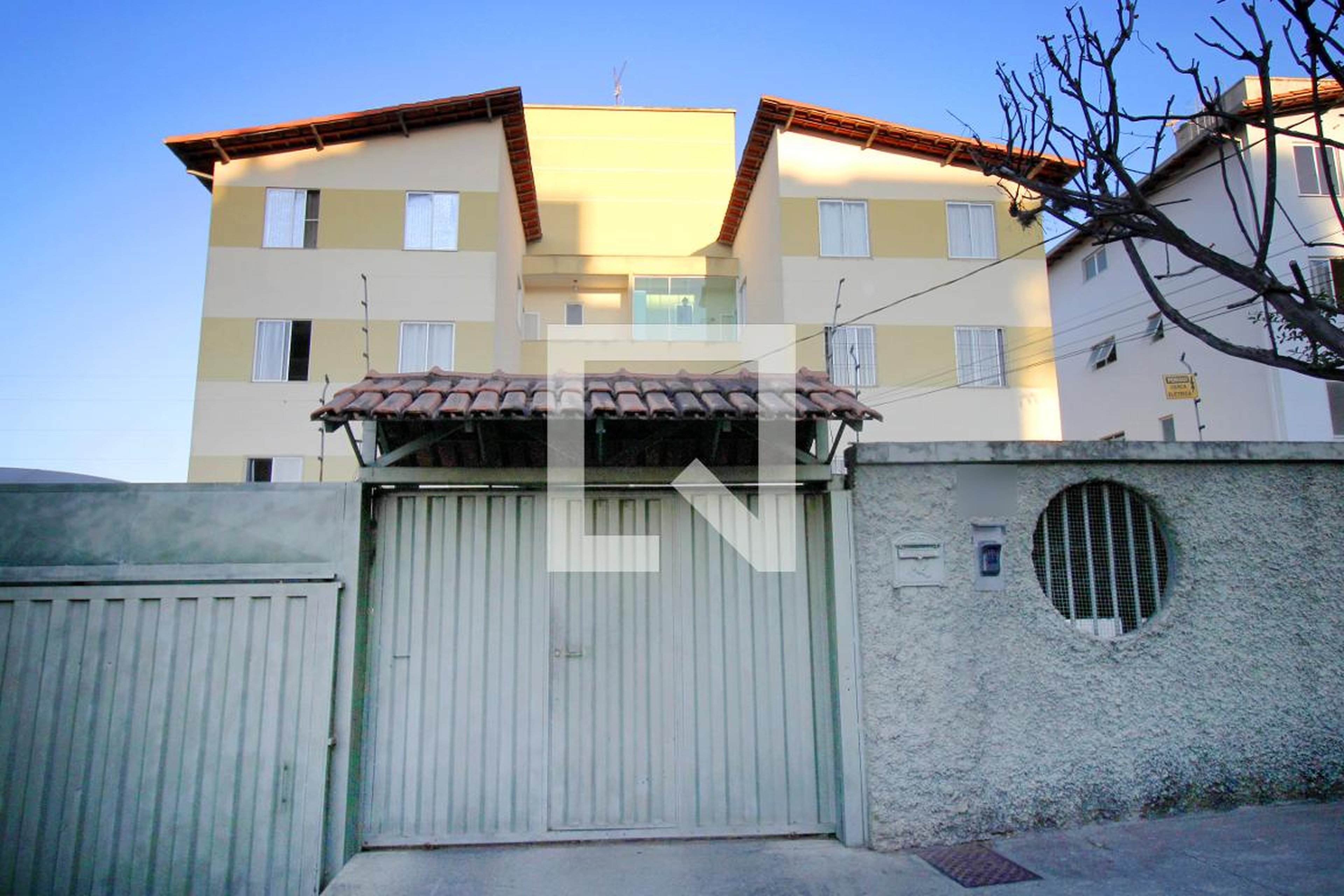 Fachada Condomínio em Rua Pelicano Frade, 126