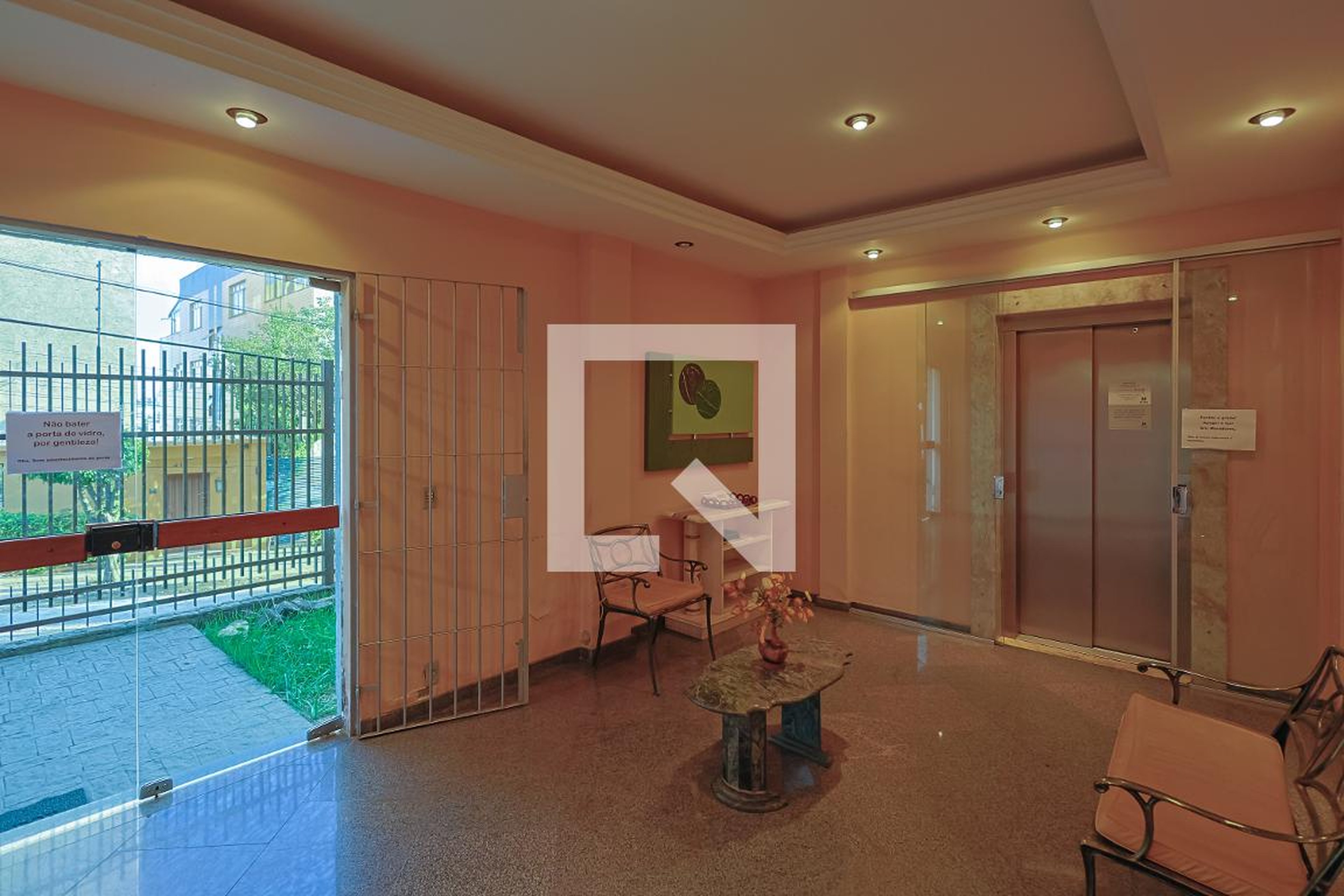 Hall de entrada Condomínio em Rua Pedrogão Pequeno, 370