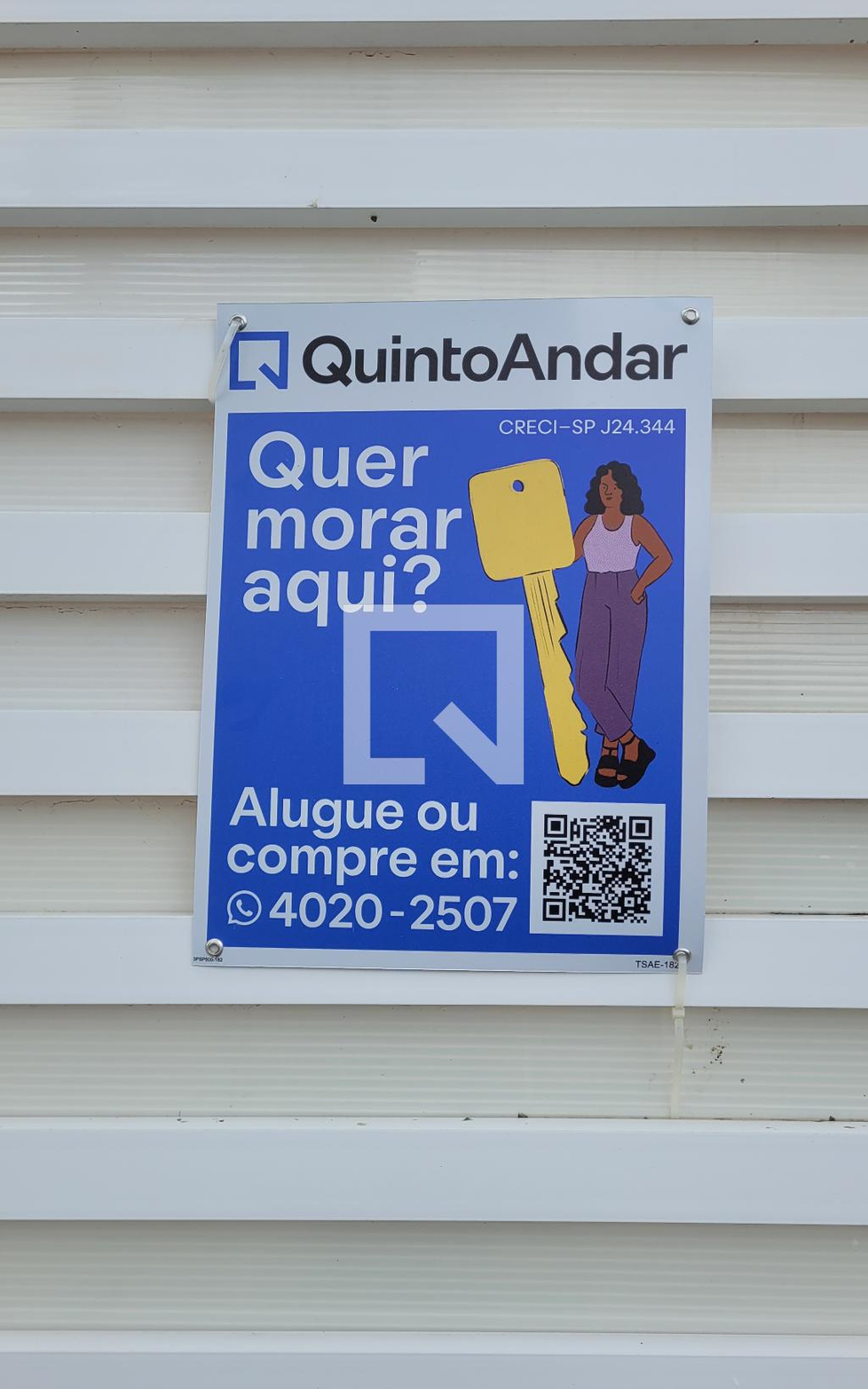 Fachada Condomínio em Rua Avinhao, 191