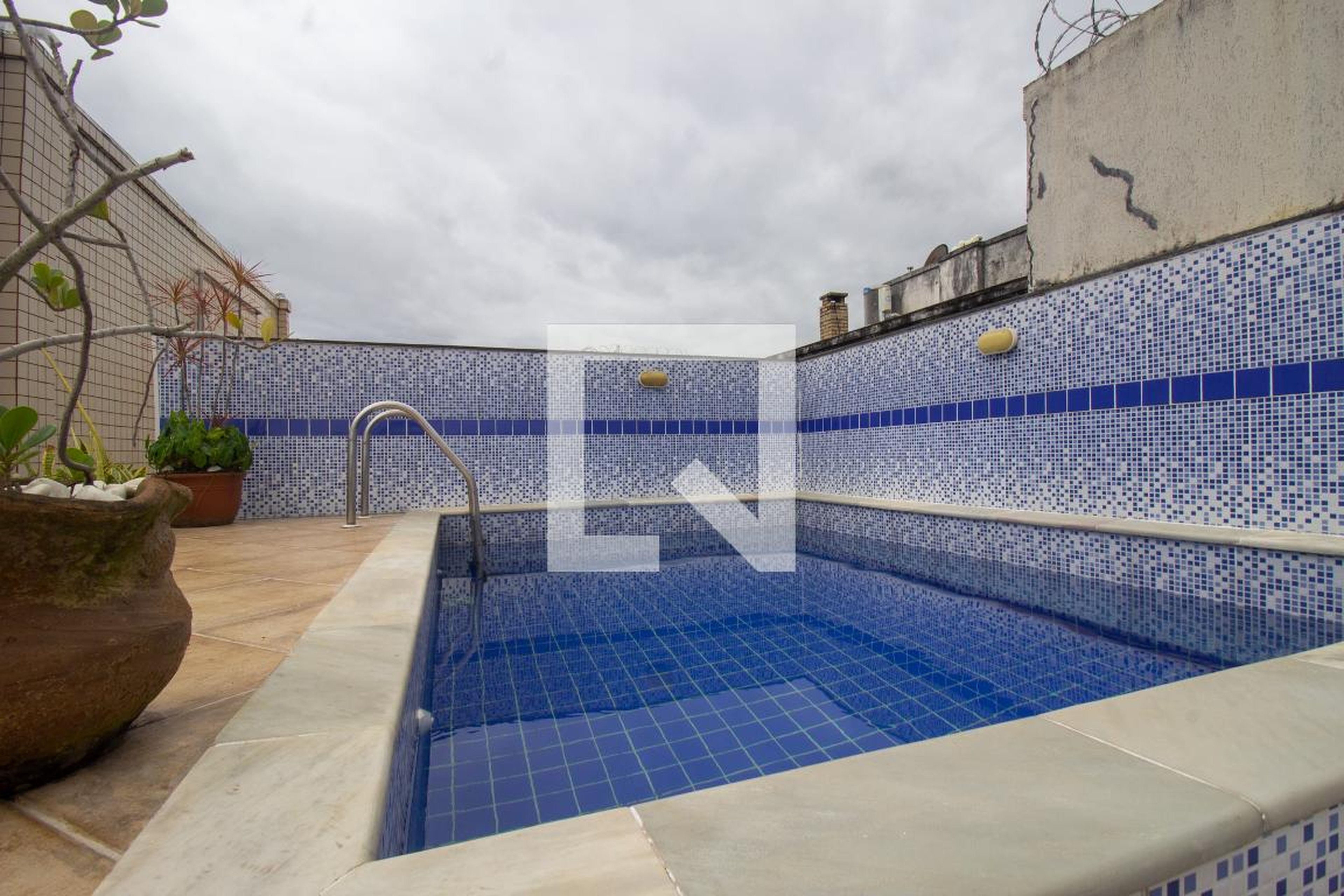 Piscina Condomínio Centauri I