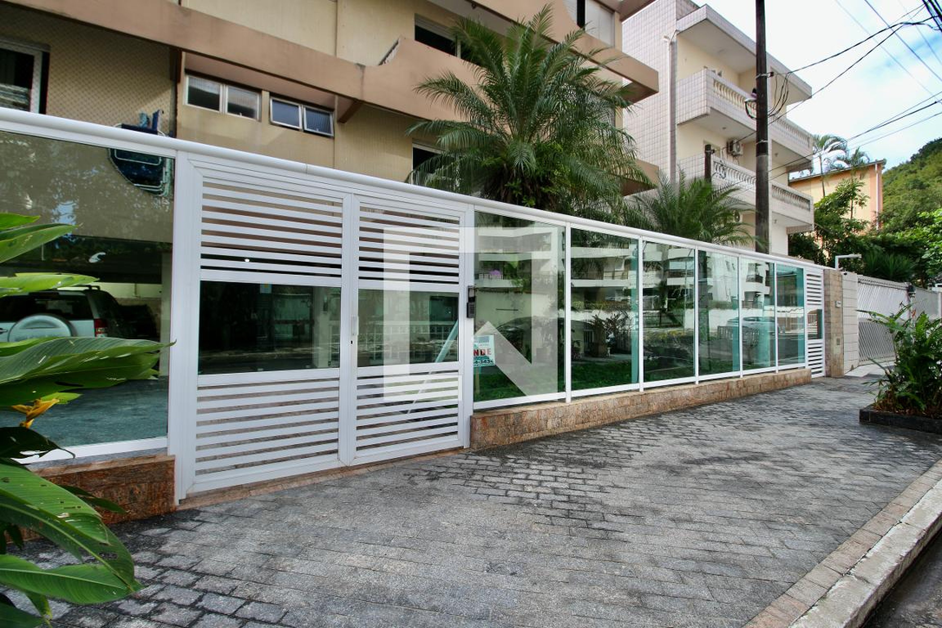 Fachada Condomínio em Rua César Ferragi, 50