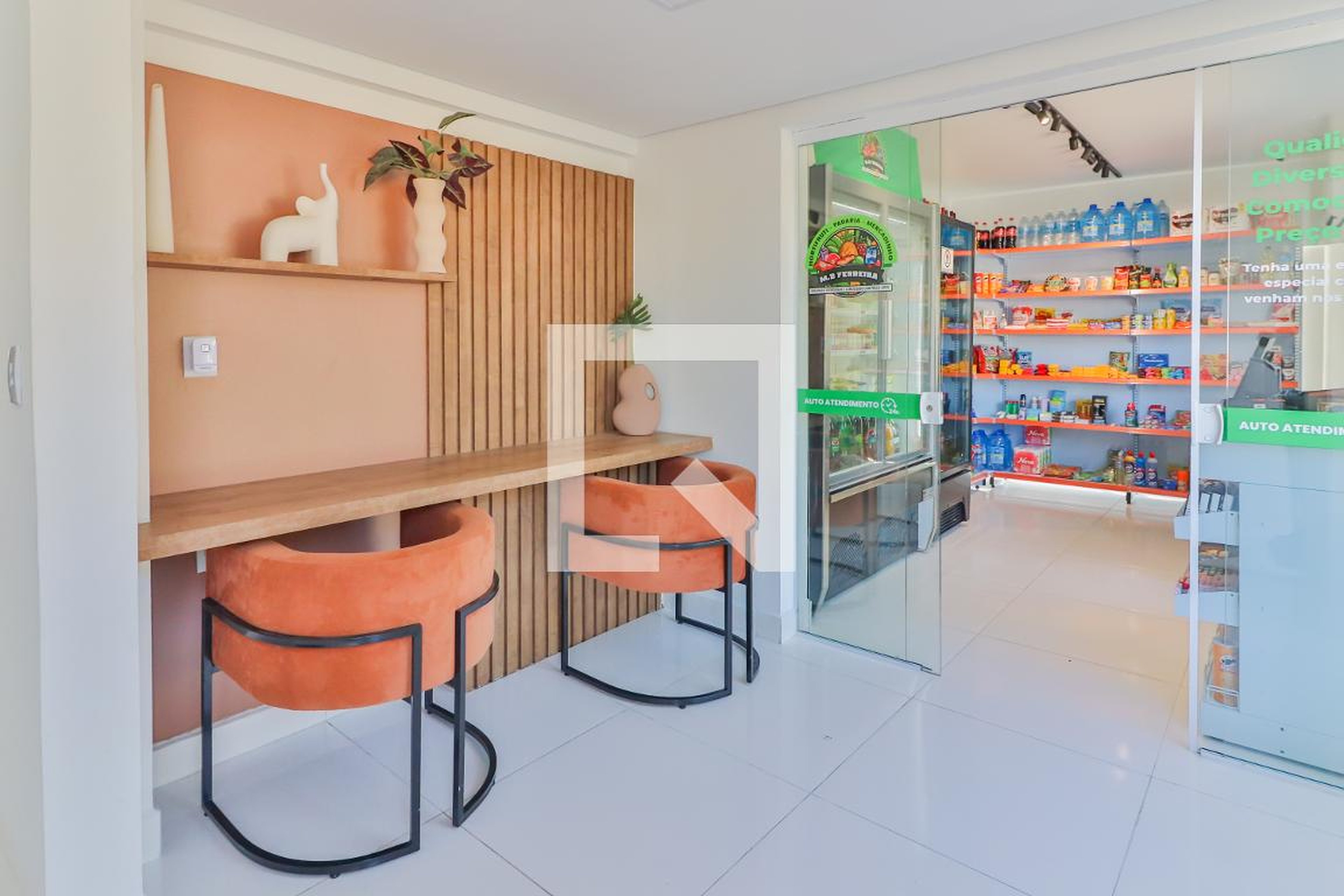 Hall Condomínio em Avenida Albert Bartholome, 12