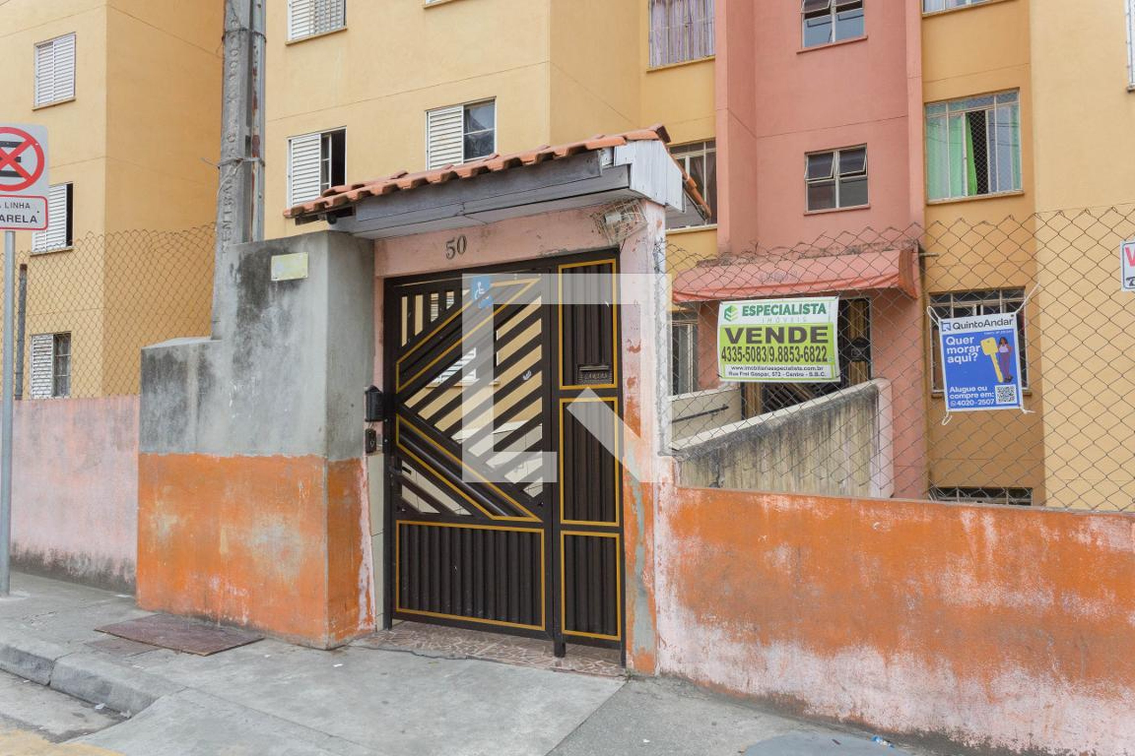 Fachada Condomínio em Rua Céu Azul, 20