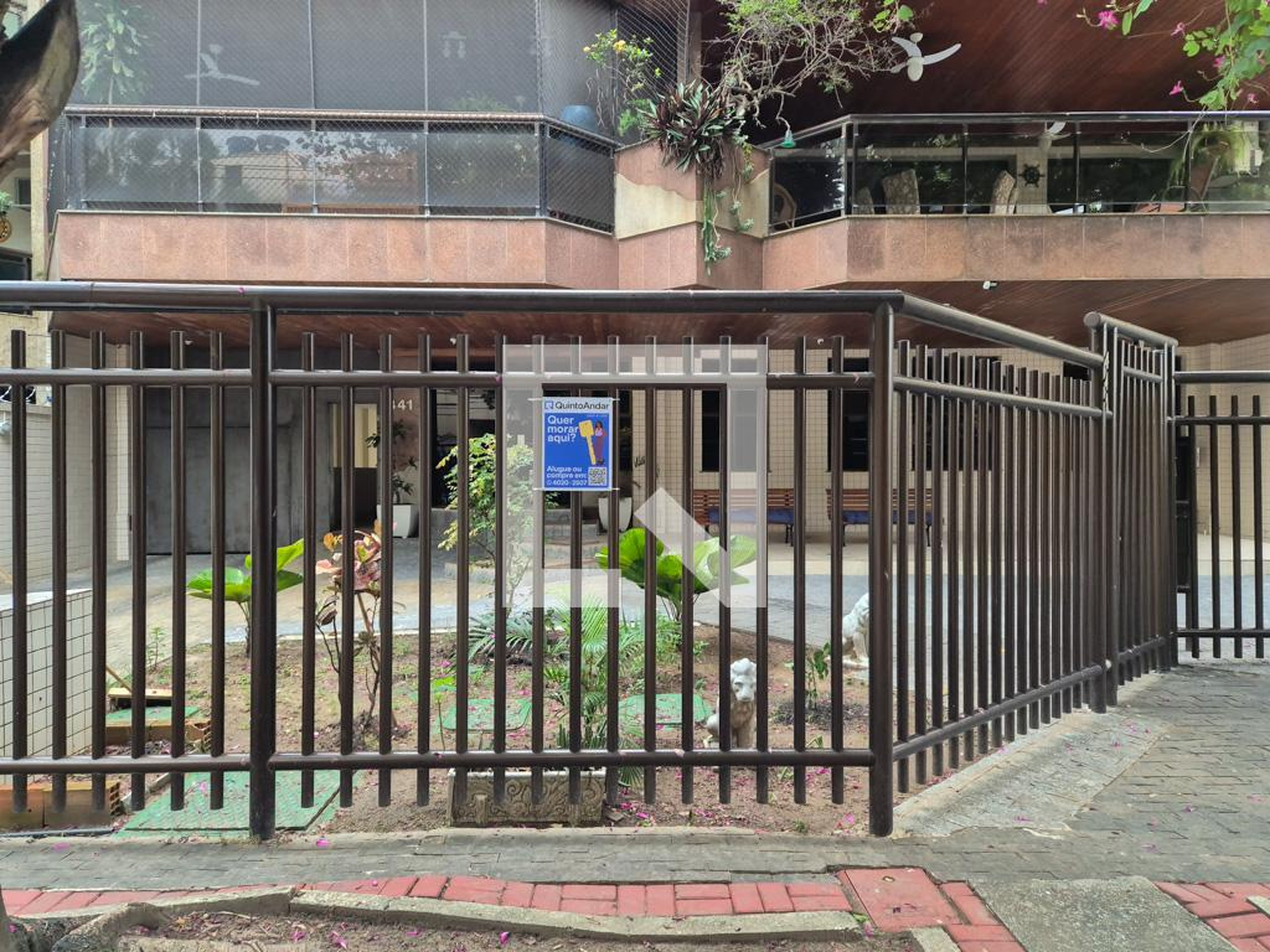 Fachada Condomínio em Rua Professor Motta Maia, 441