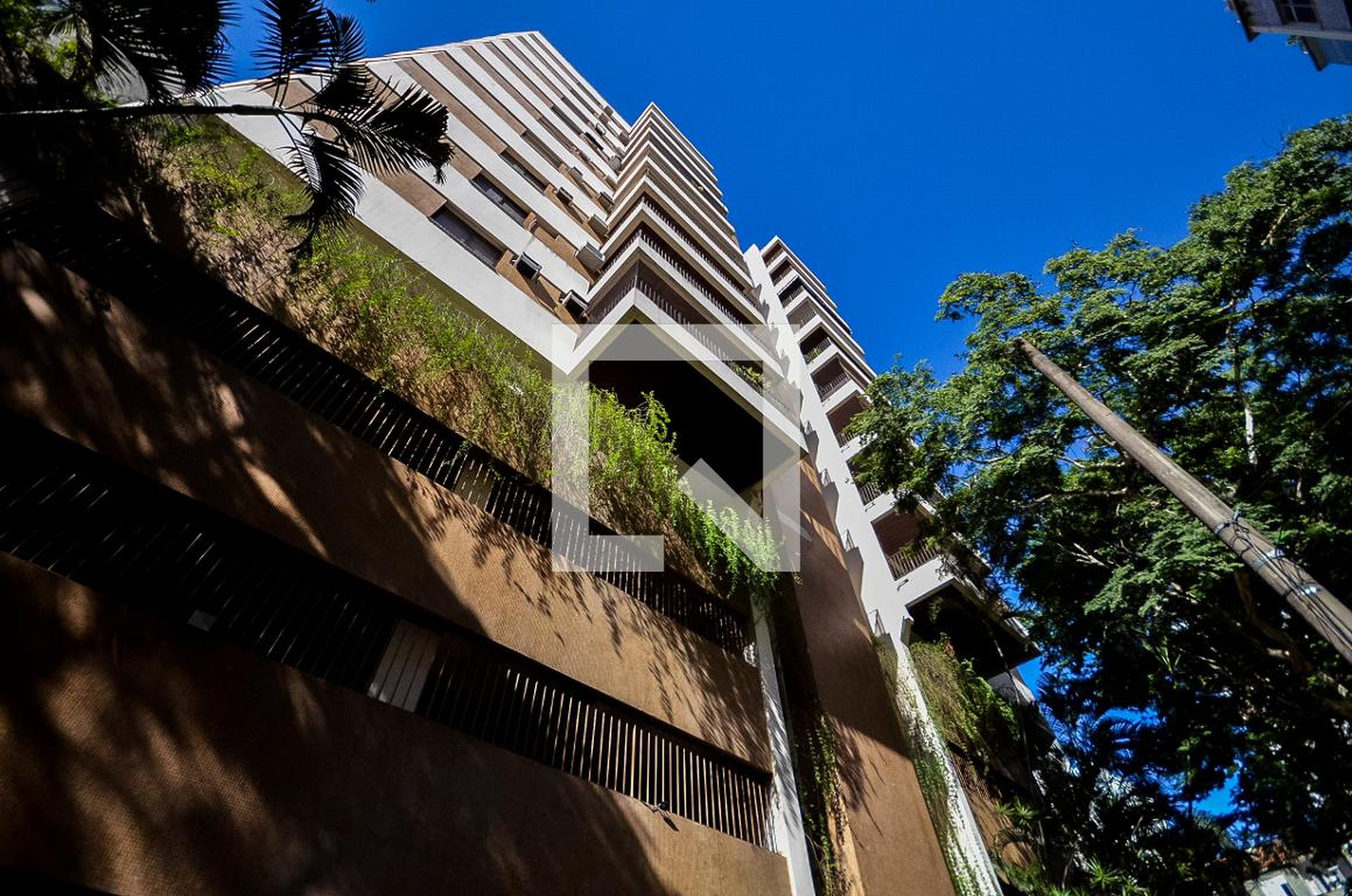 Fachada Condomínio em Rua Homem de Melo, 375