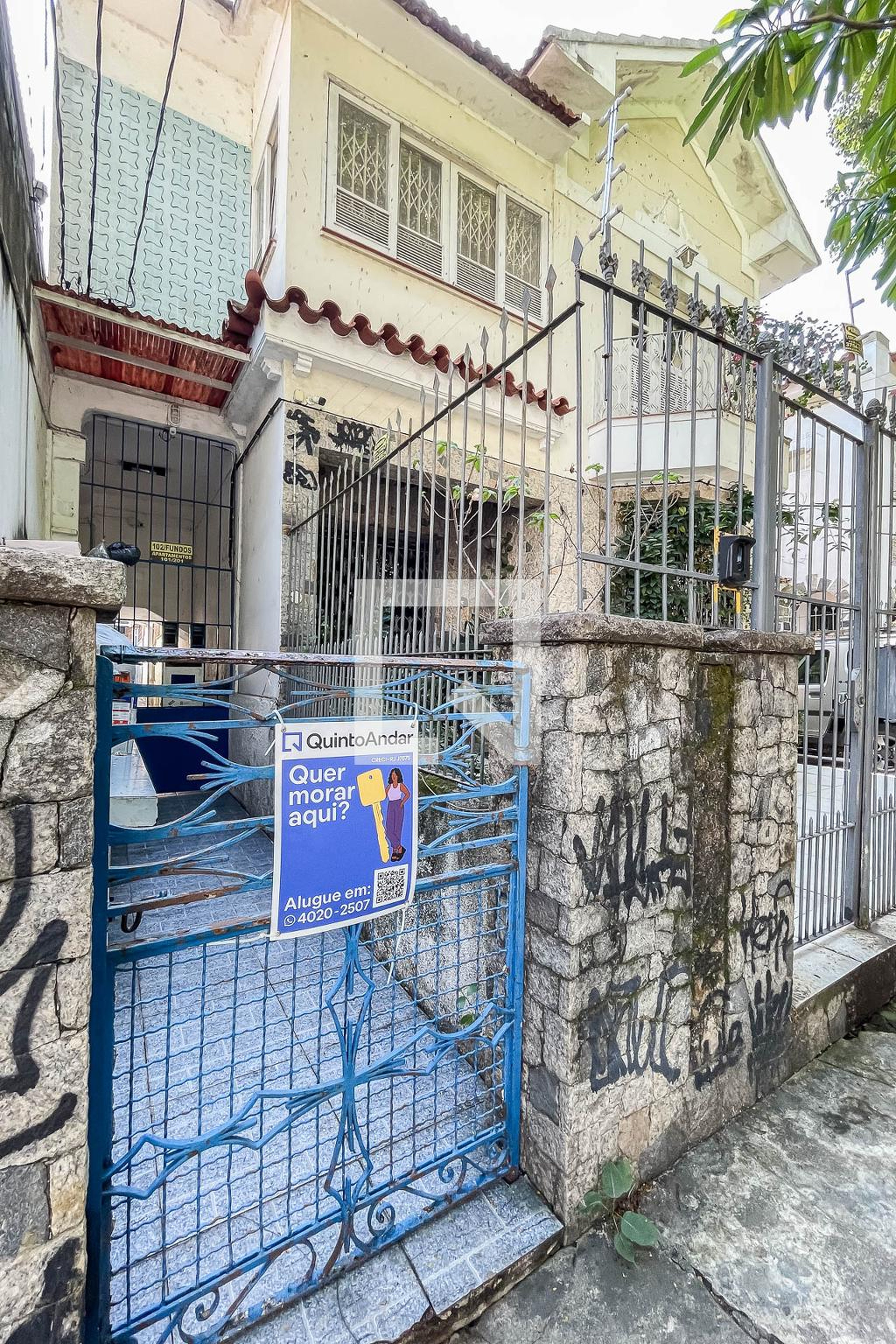 Fachada do Prédio Condomínio em Rua Professor Valadares, 102