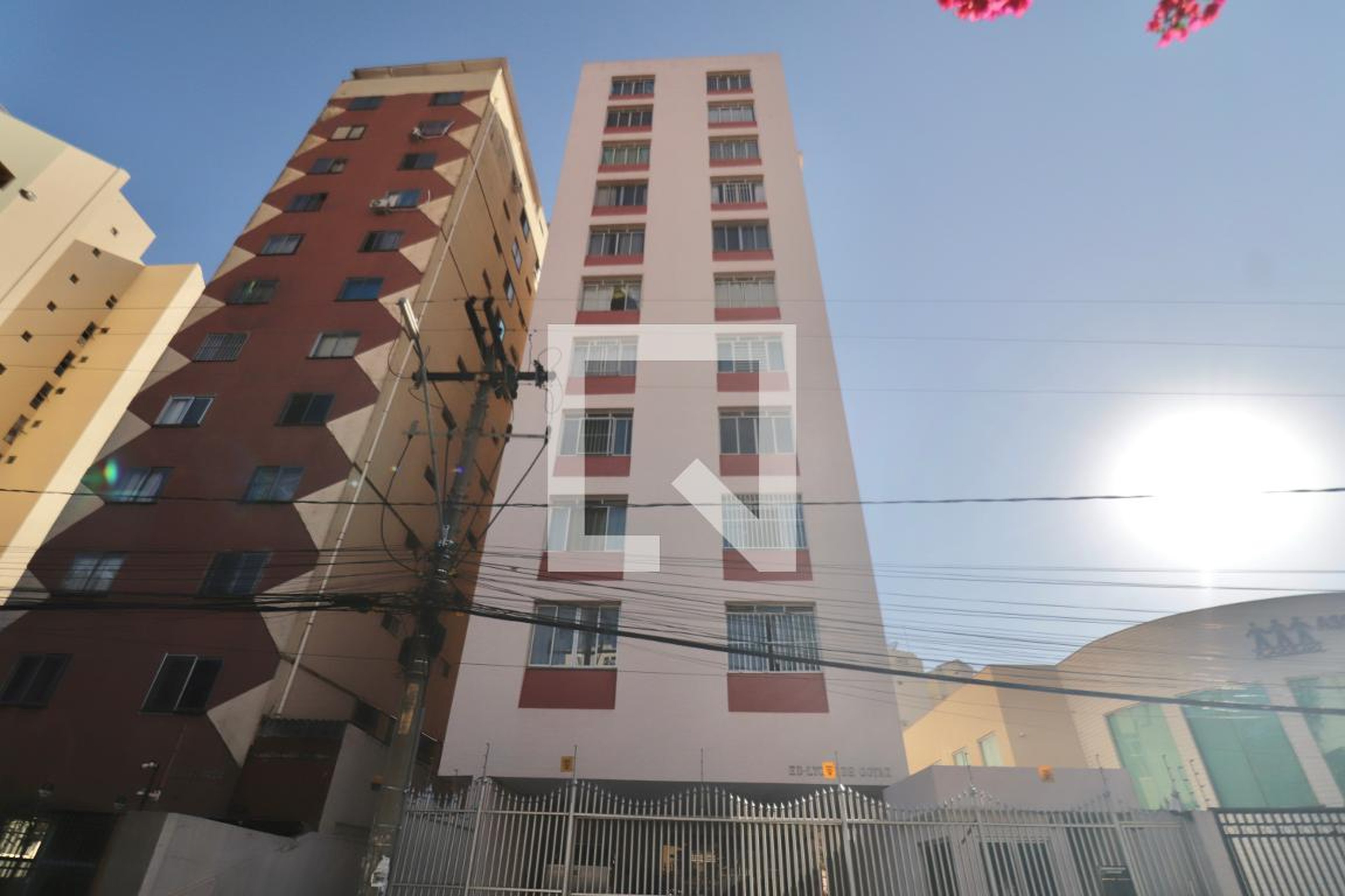 Fachada do Prédio Condomínio em Rua 21, 211