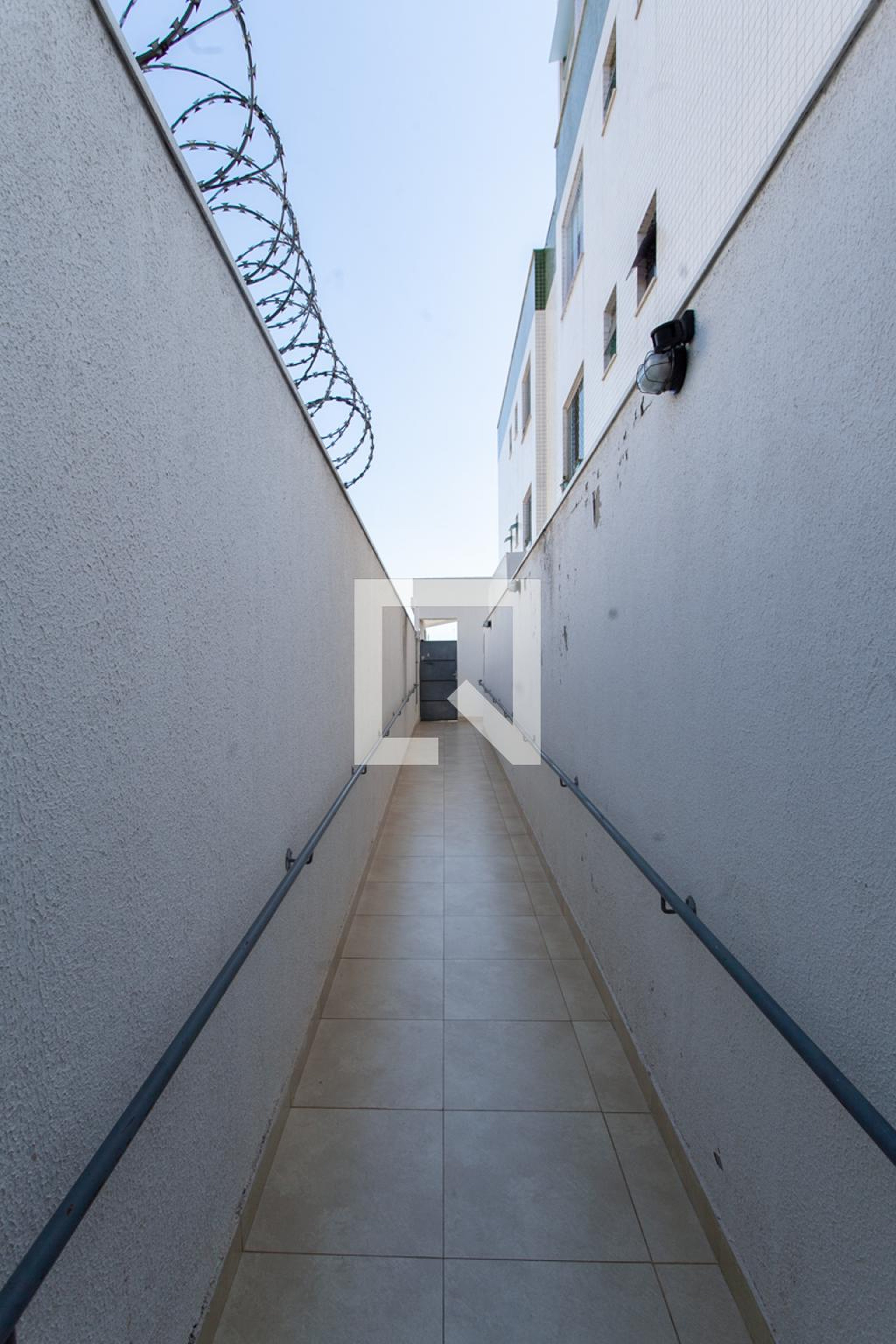 Entrada Condomínio em Rua das Tangerinas, 549