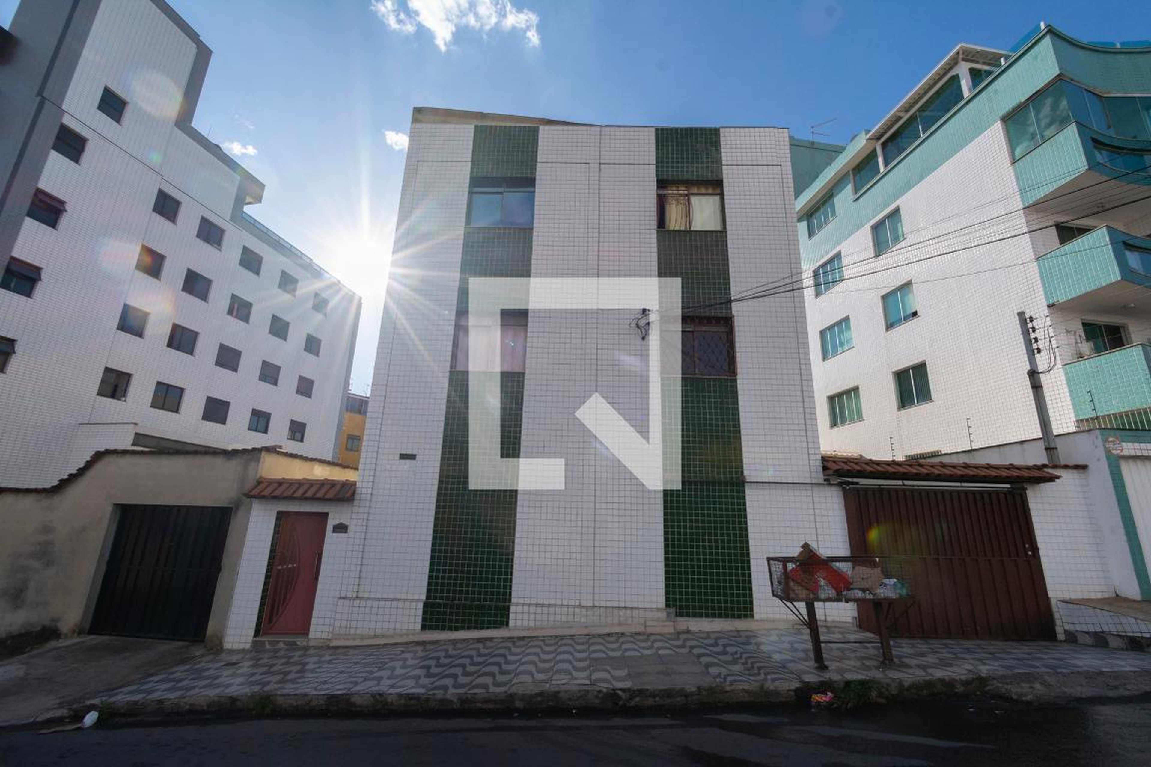 Fachada Condomínio em Rua Ipuera, 61