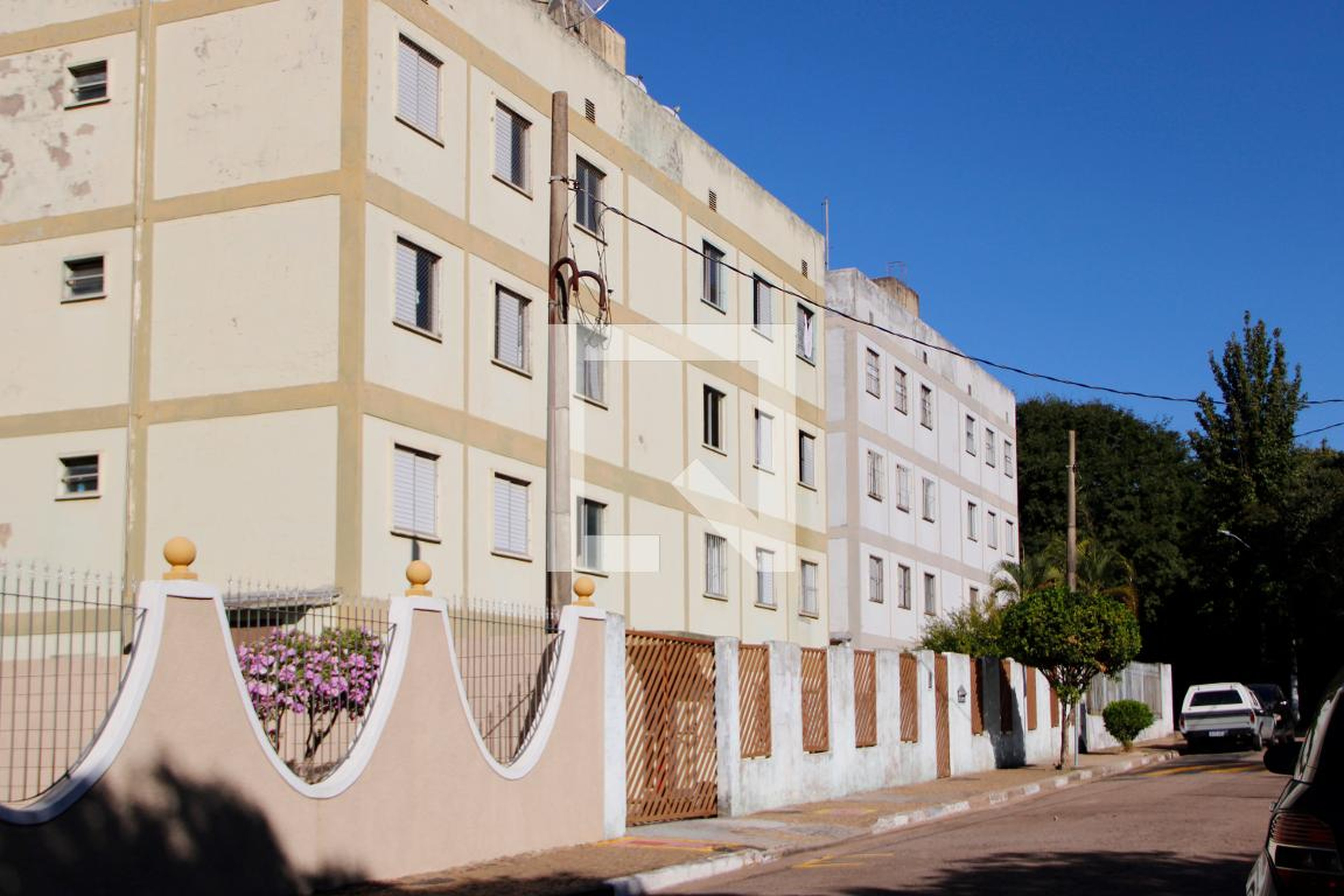 Fachada Condomínio em Rua Hugo Bampa, 137