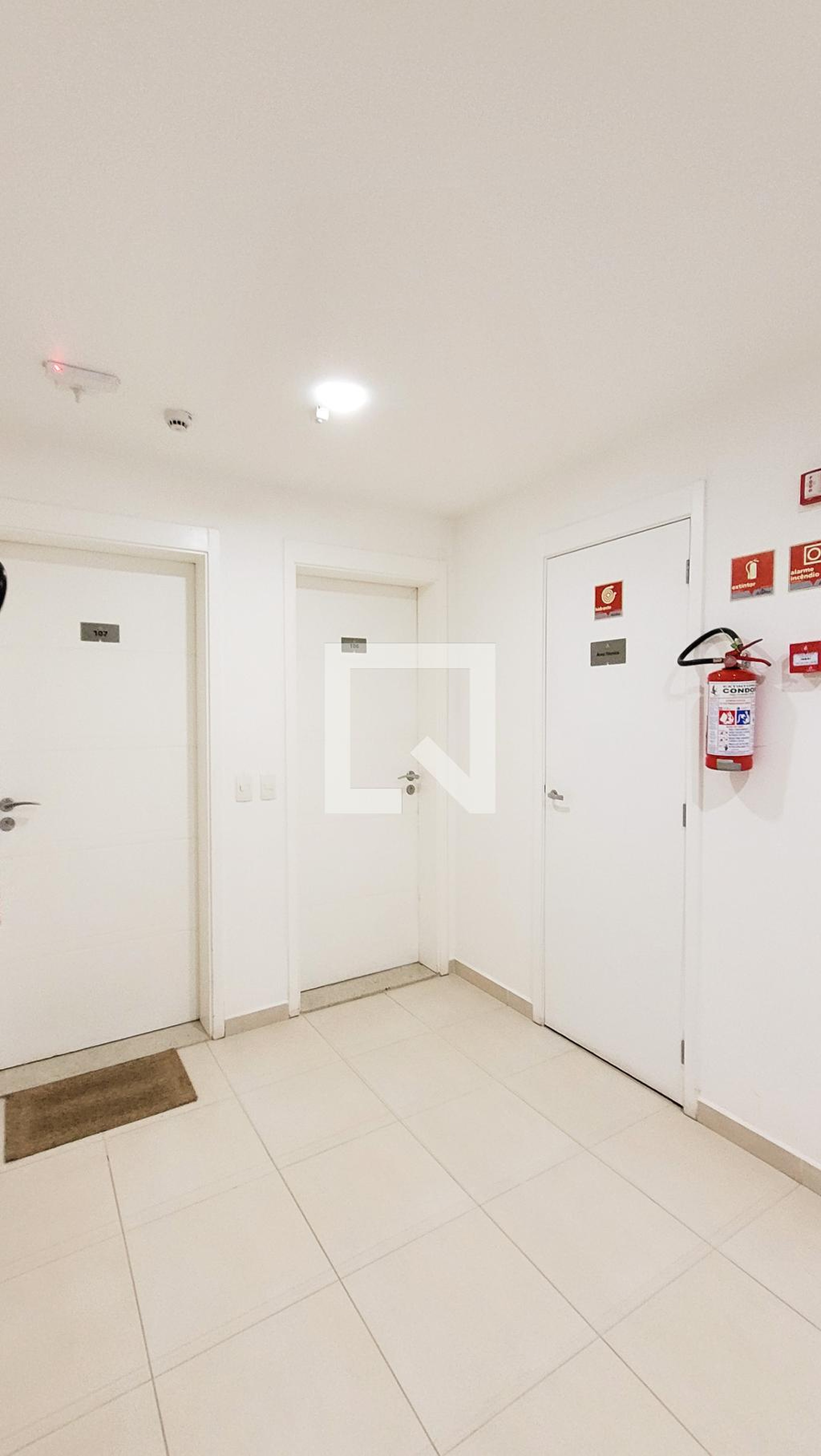 Hall de entrada Condomínio em Rua Doutor Sampaio Peixoto, 331