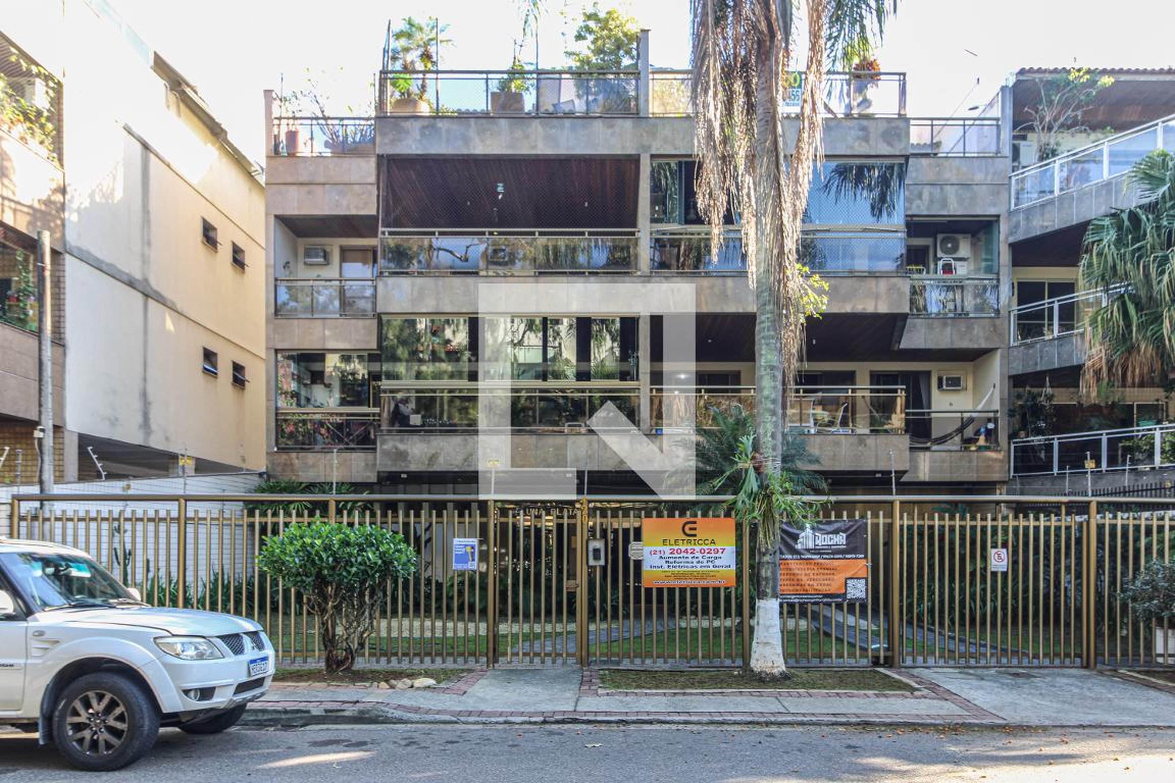 Fachada Condomínio em Rua Professor Motta Maia, 400