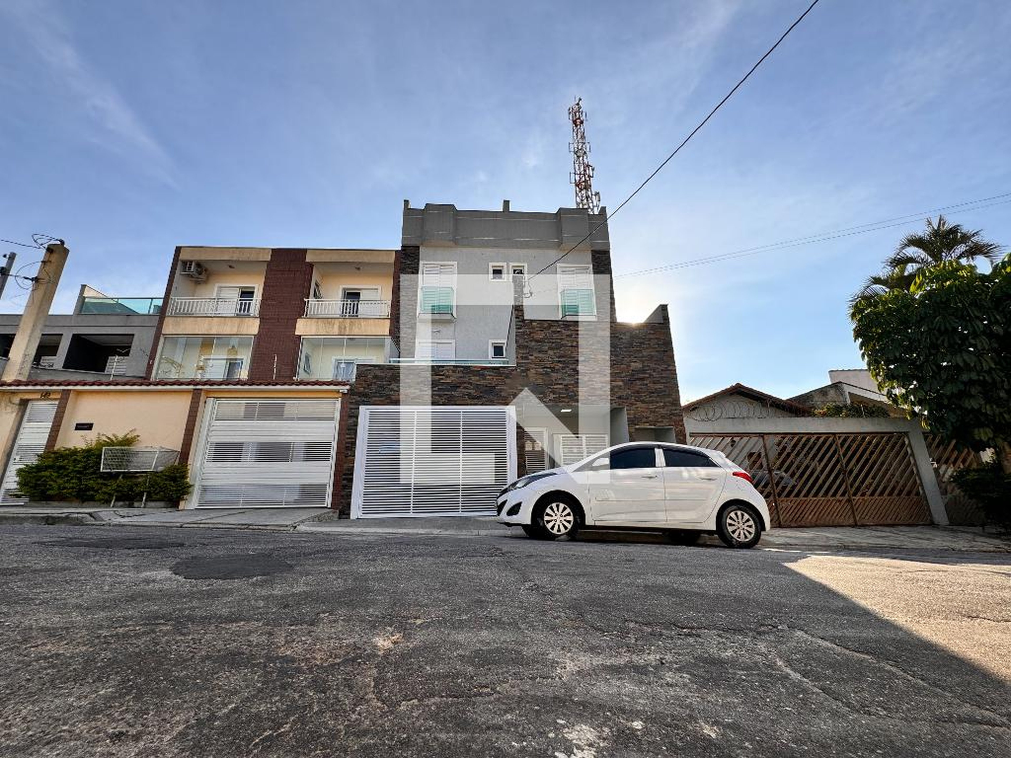 Fachada Condomínio em Rua Dublin, 157