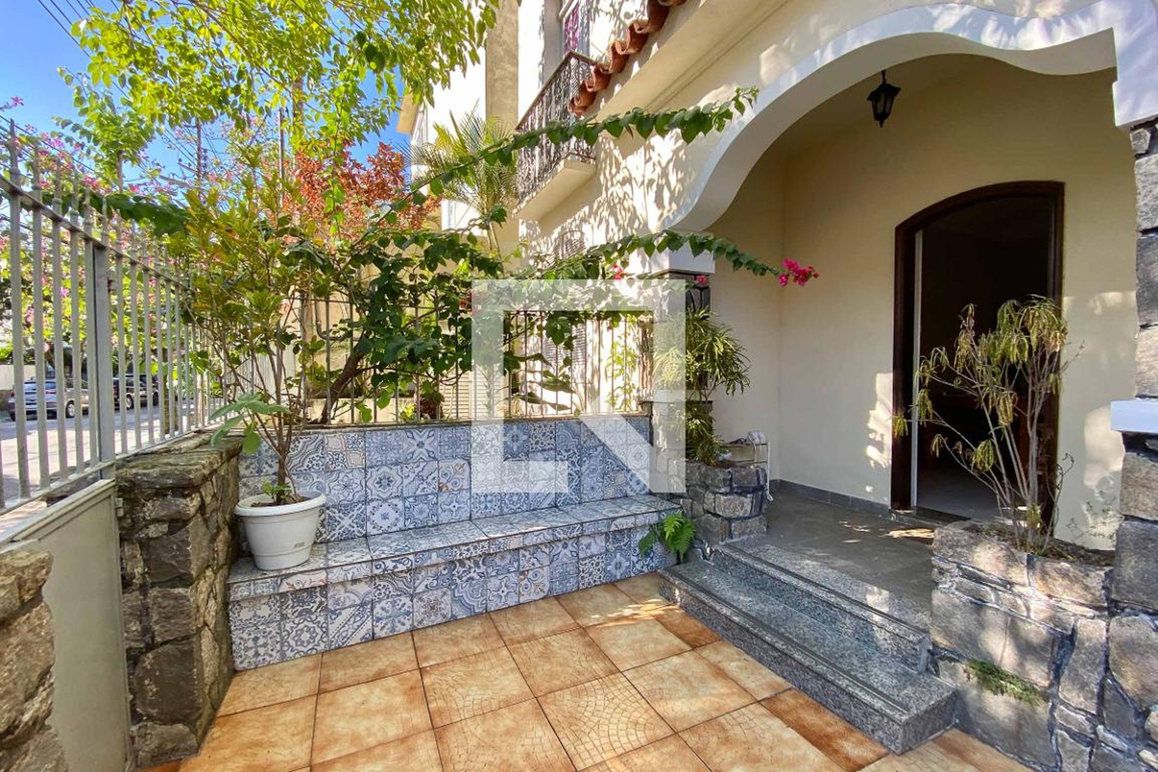 Fachada Condomínio em Rua Cândido Gaffrée, 86