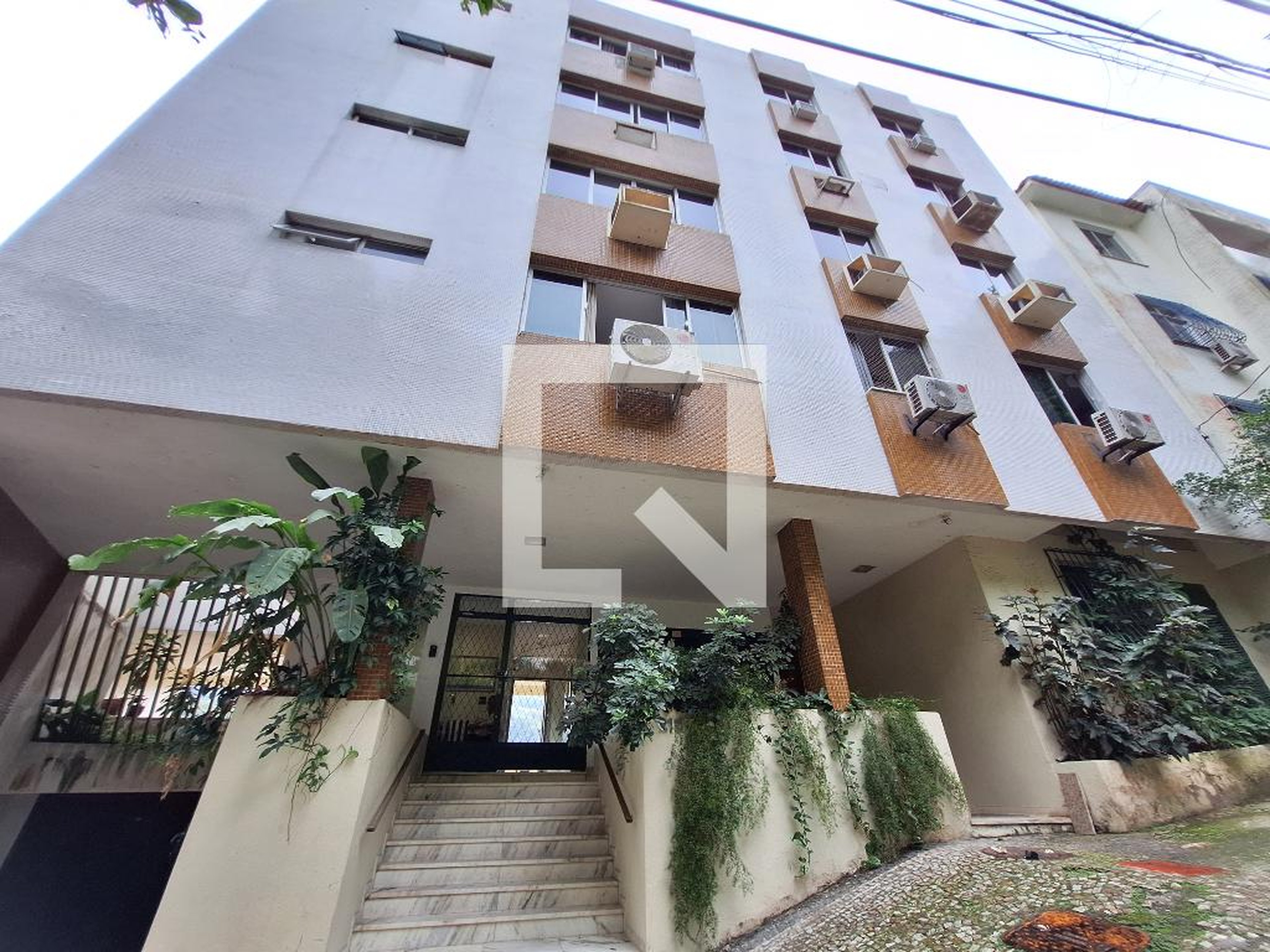 Fachada Condomínio em Rua Efigênio de Sales, 215