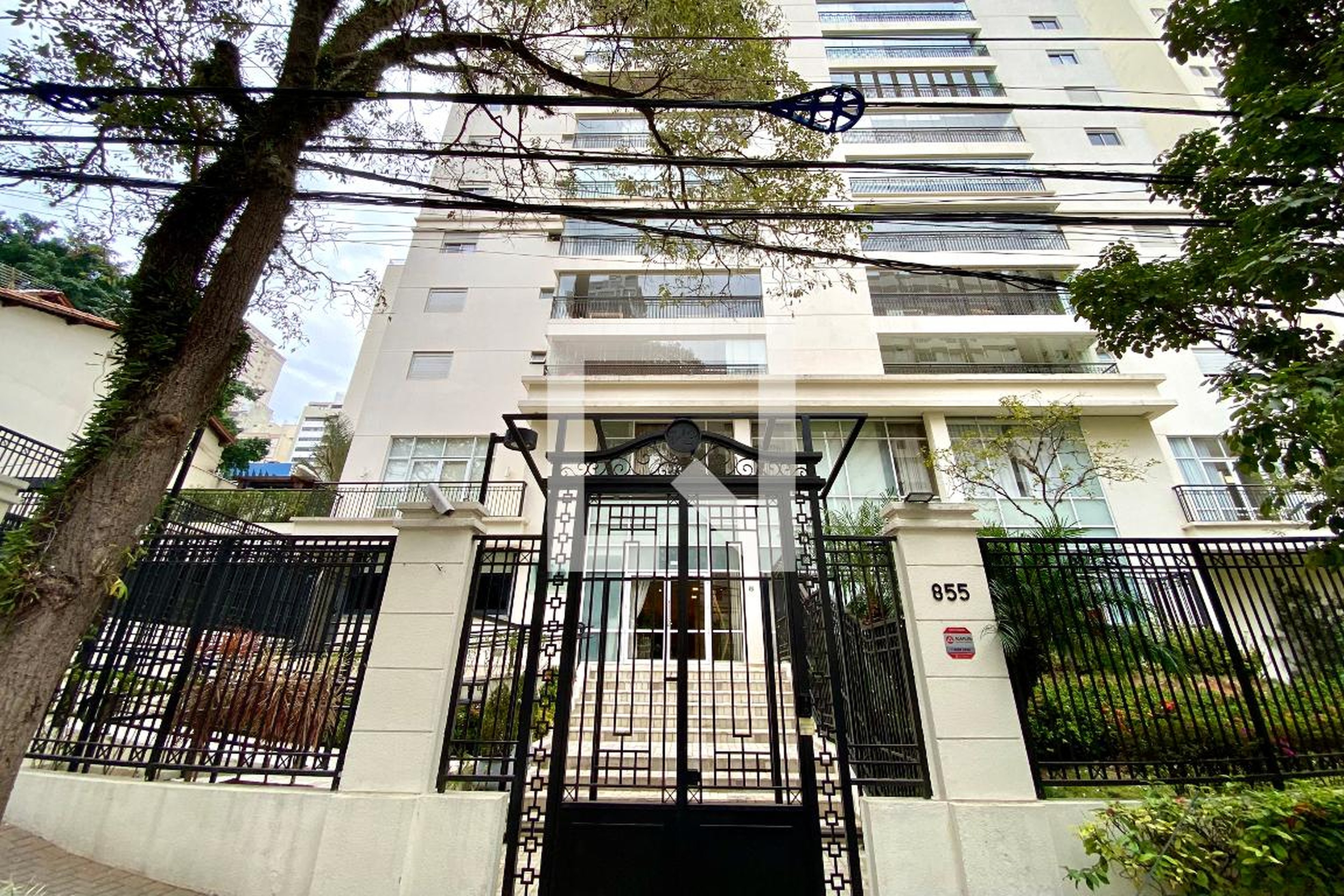 Fachada Condomínio em Rua Alves Guimarães, 459