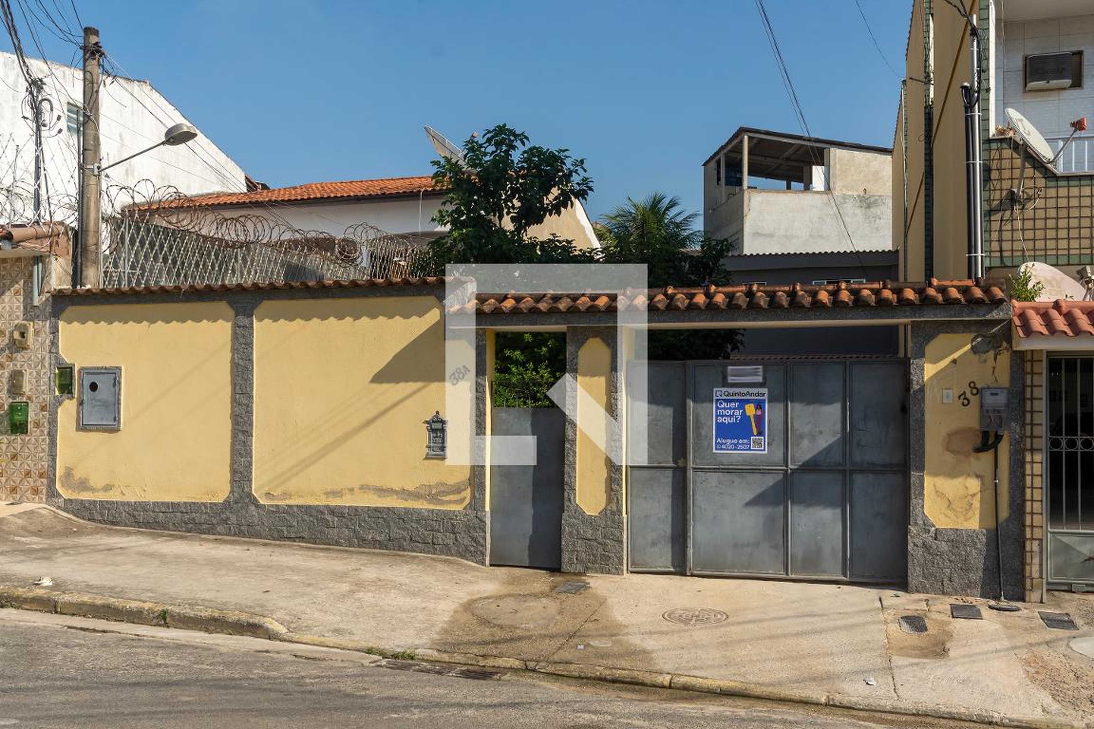 Fachada Condomínio em Rua Vale dos Ipês, 38
