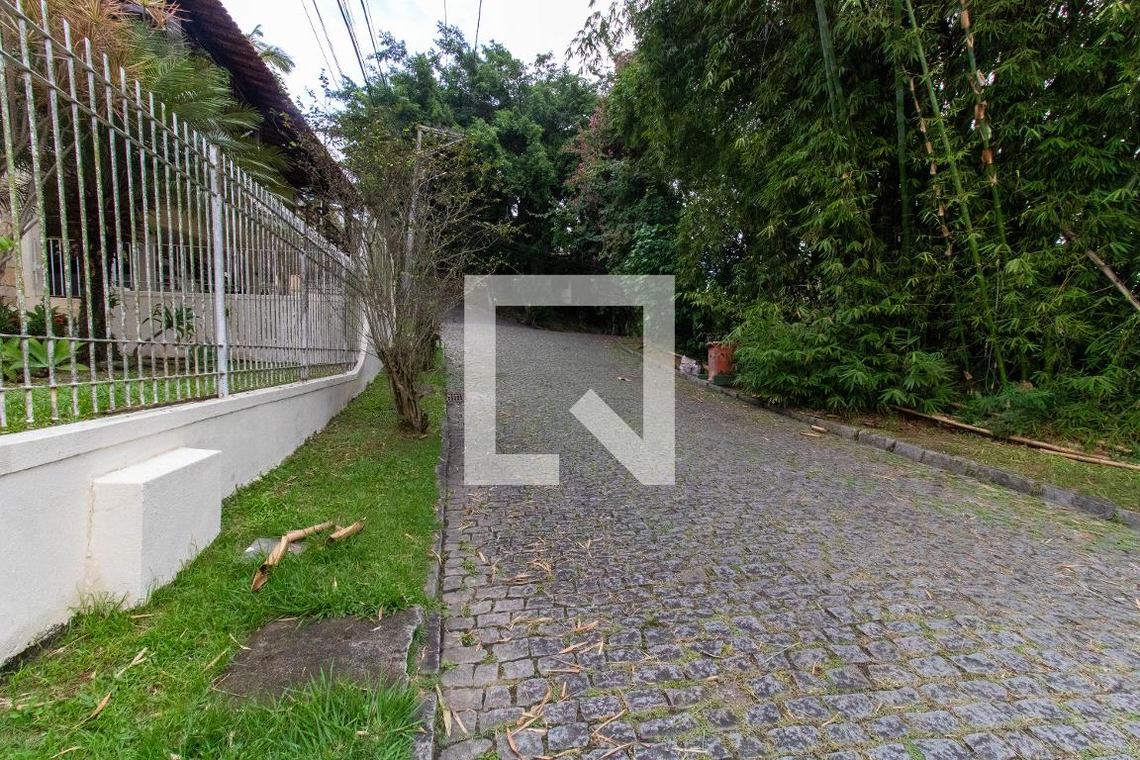 Fachada Condomínio em Estrada Monan Pequeno, 19