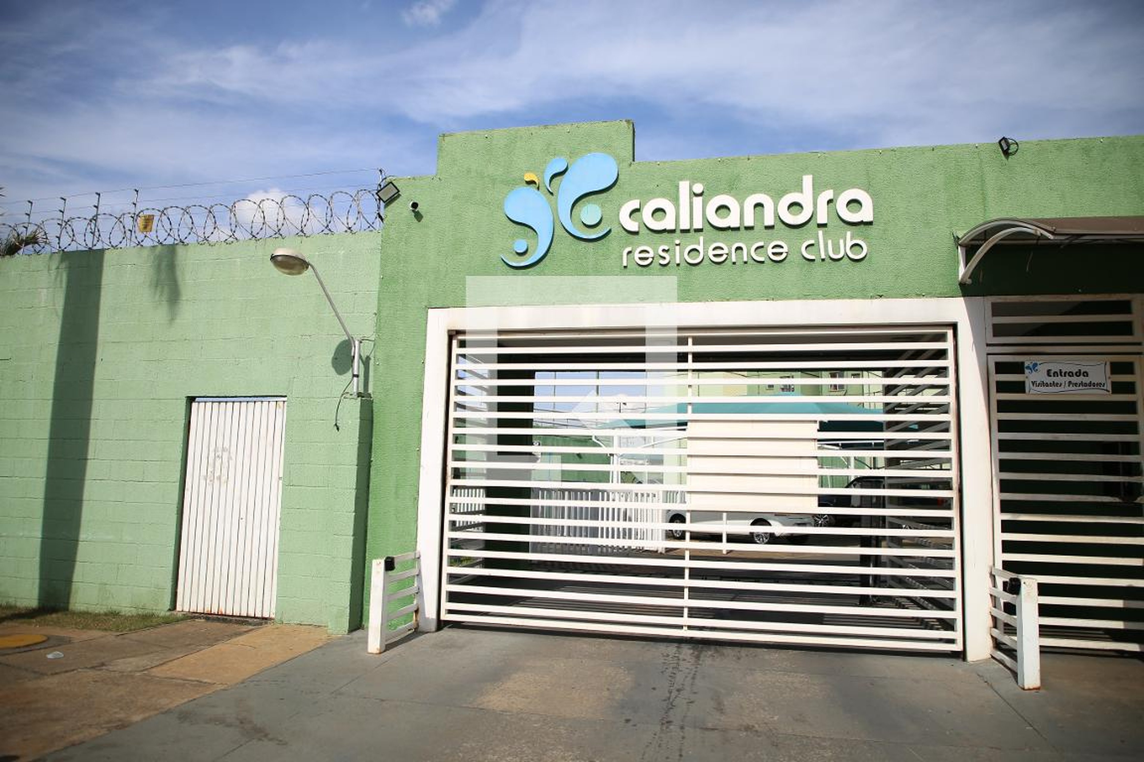 Fachada Condomínio em Rua NM 1, 1