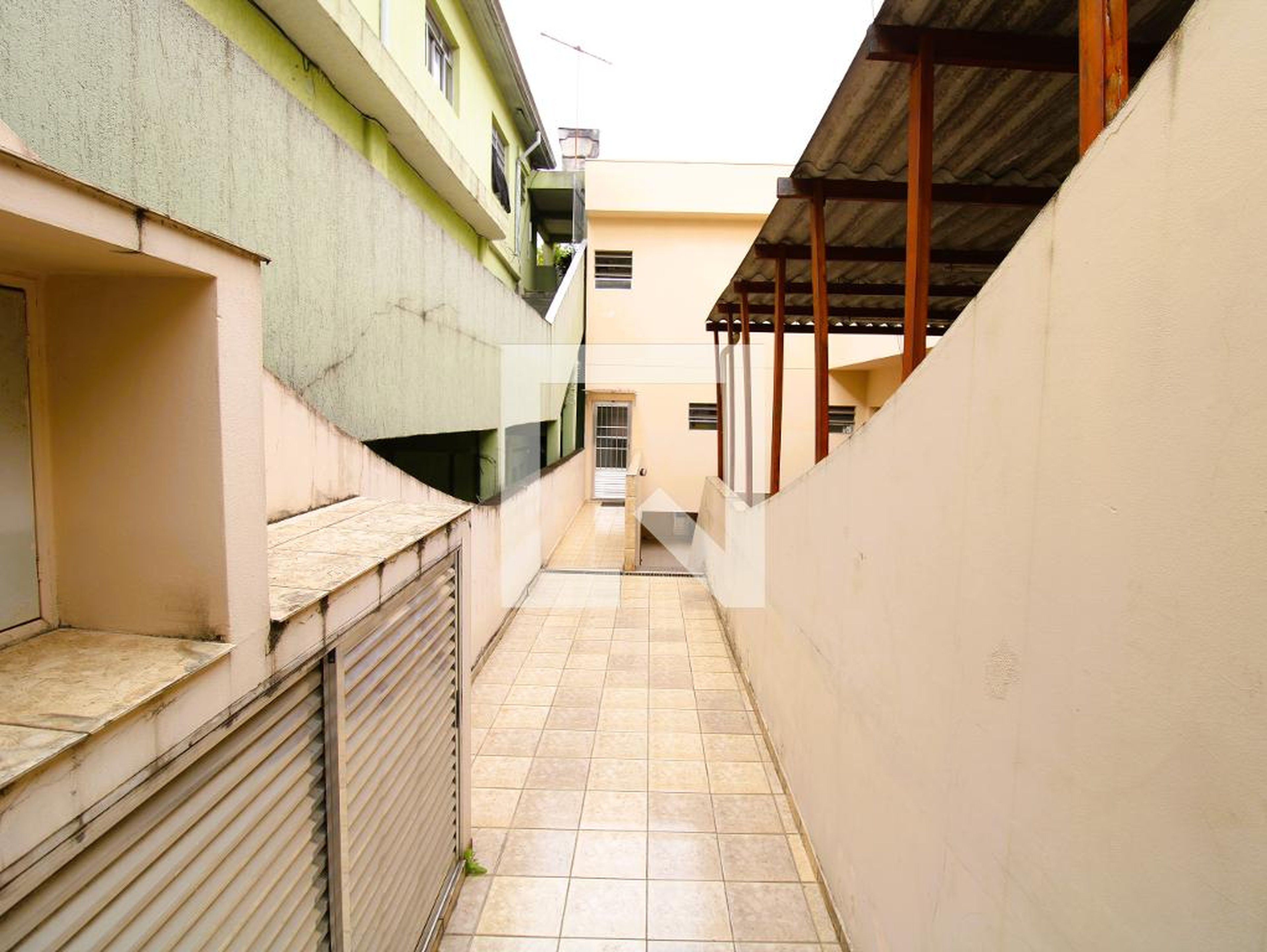 Entrada Condomínio em Rua Pedro Taques Píres, 64